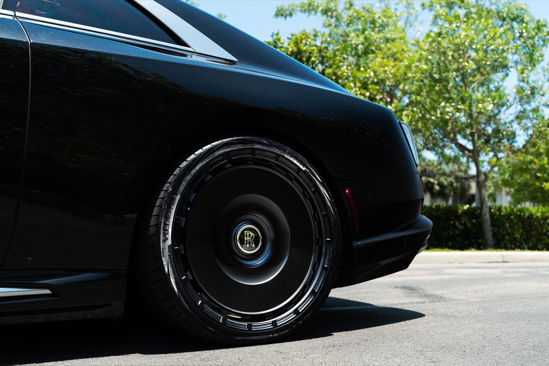 Rolls Royce Spectre | Crystal Over Black | on Novitec SP3 | Satin Black