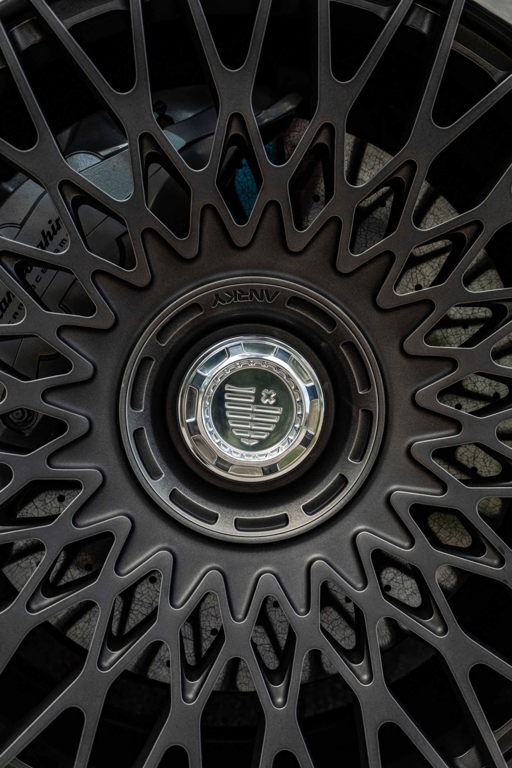 Lamborghini Urus SE | Grigio Nimbus | on ANRKY RS7.3 | Frozen Polished Gunmetal