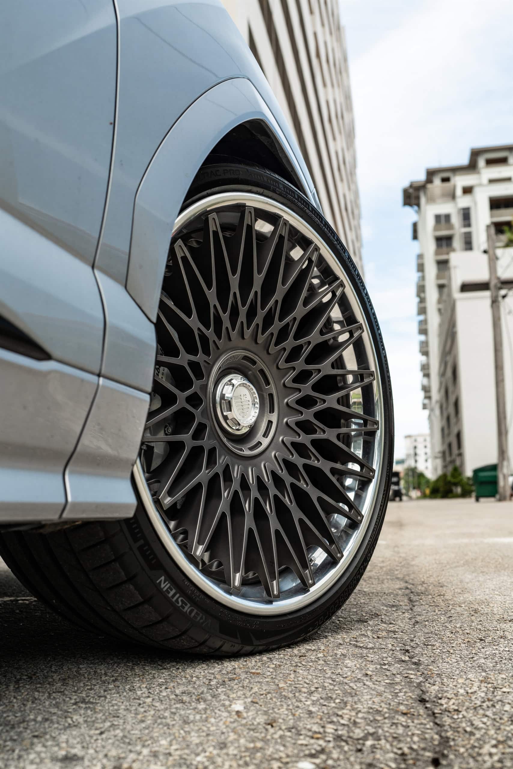 Lamborghini Urus SE | Grigio Nimbus | on ANRKY RS7.3 | Frozen Polished Gunmetal