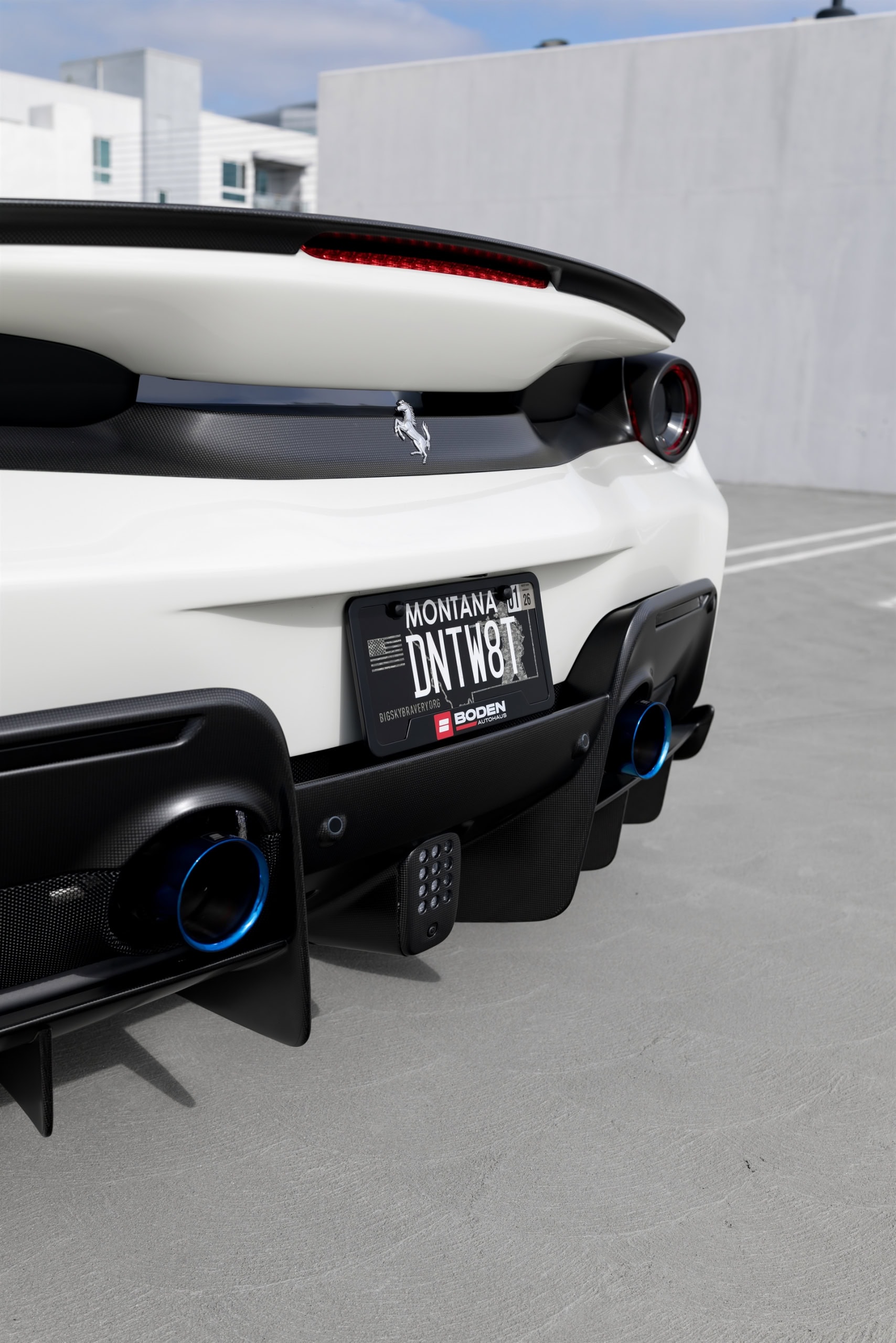 Photo 24 of Ferrari 488 Pista | Bianco Avus | on HRE P104SC | Satin White Gold