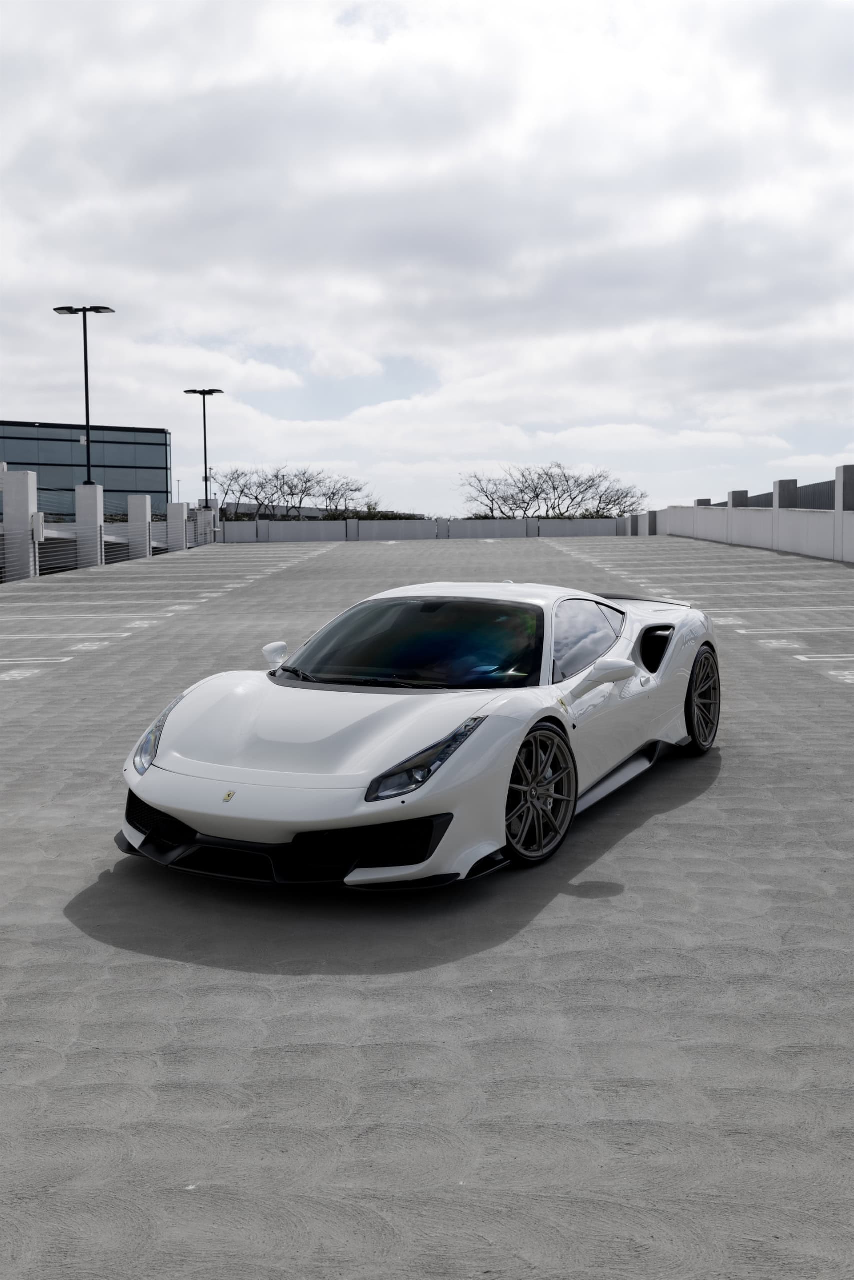 Photo 25 of Ferrari 488 Pista | Bianco Avus | on HRE P104SC | Satin White Gold