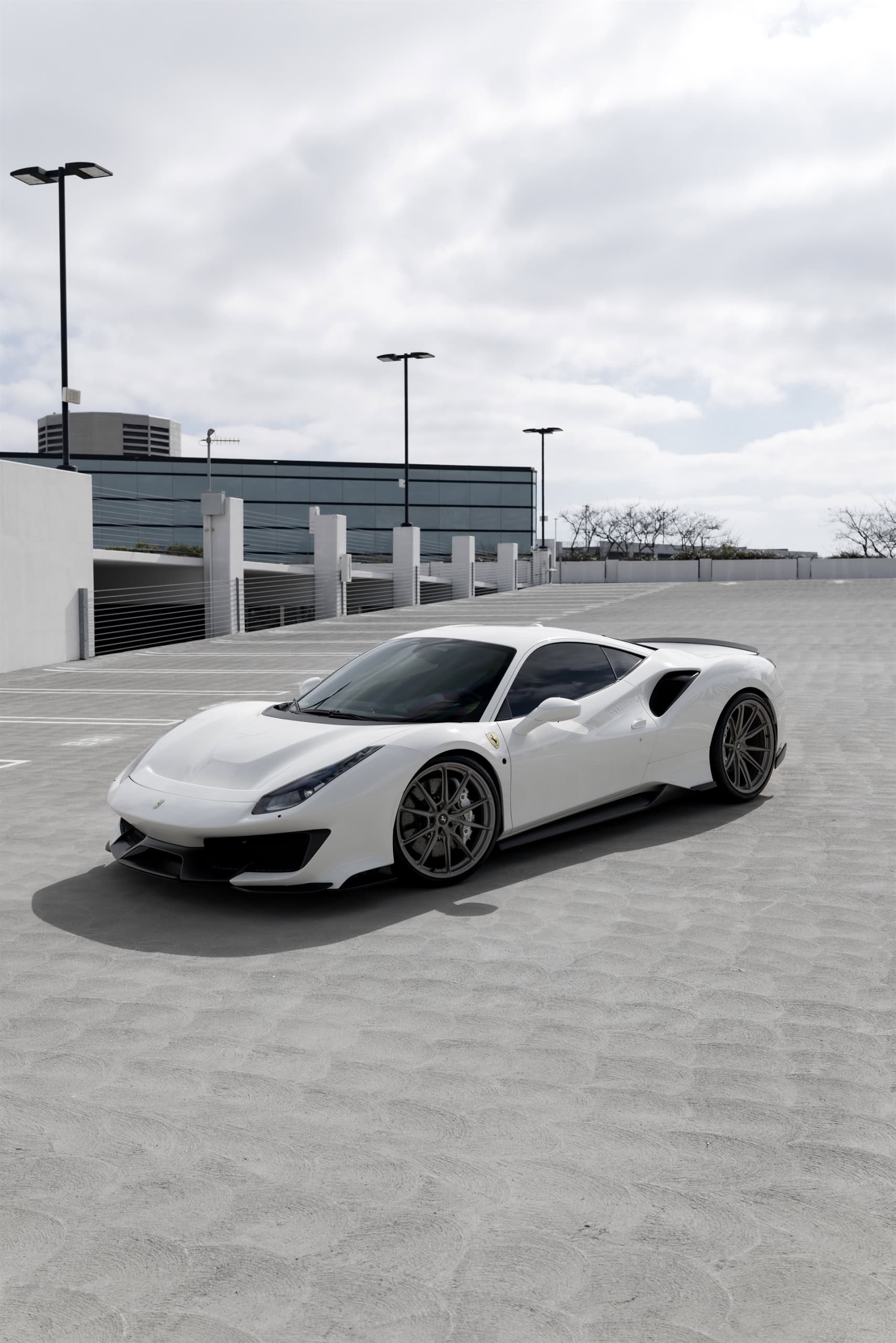 Photo 27 of Ferrari 488 Pista | Bianco Avus | on HRE P104SC | Satin White Gold