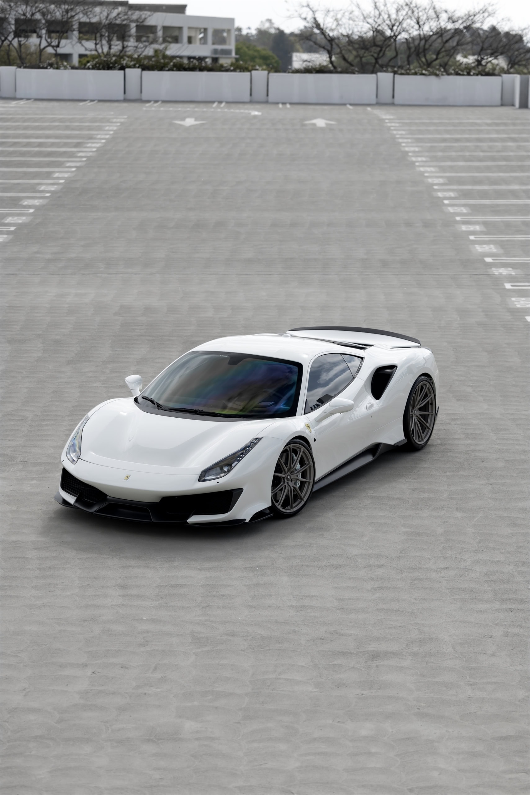 Photo 28 of Ferrari 488 Pista | Bianco Avus | on HRE P104SC | Satin White Gold