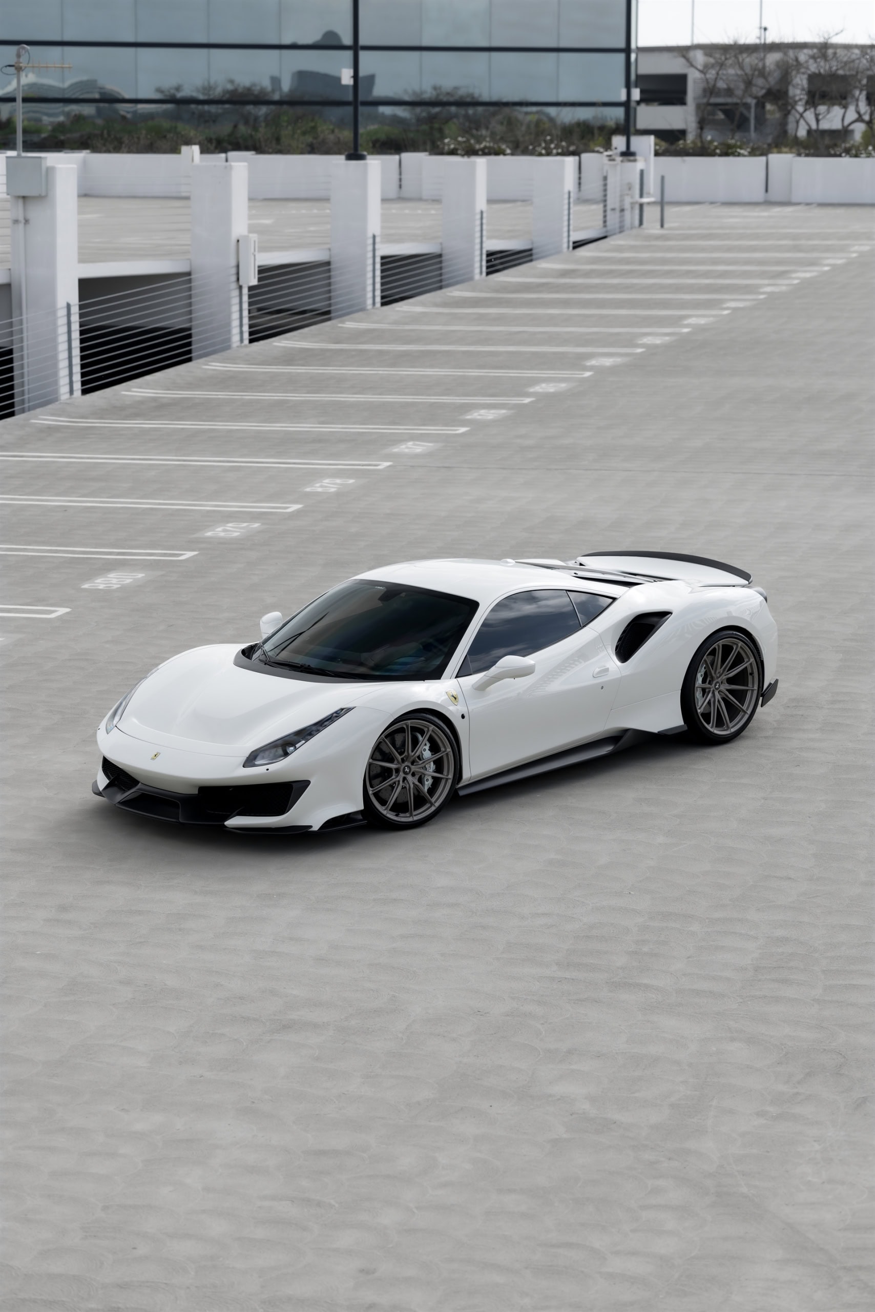 Photo 29 of Ferrari 488 Pista | Bianco Avus | on HRE P104SC | Satin White Gold