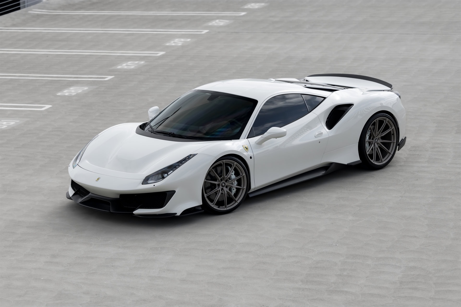 Photo 30 of Ferrari 488 Pista | Bianco Avus | on HRE P104SC | Satin White Gold