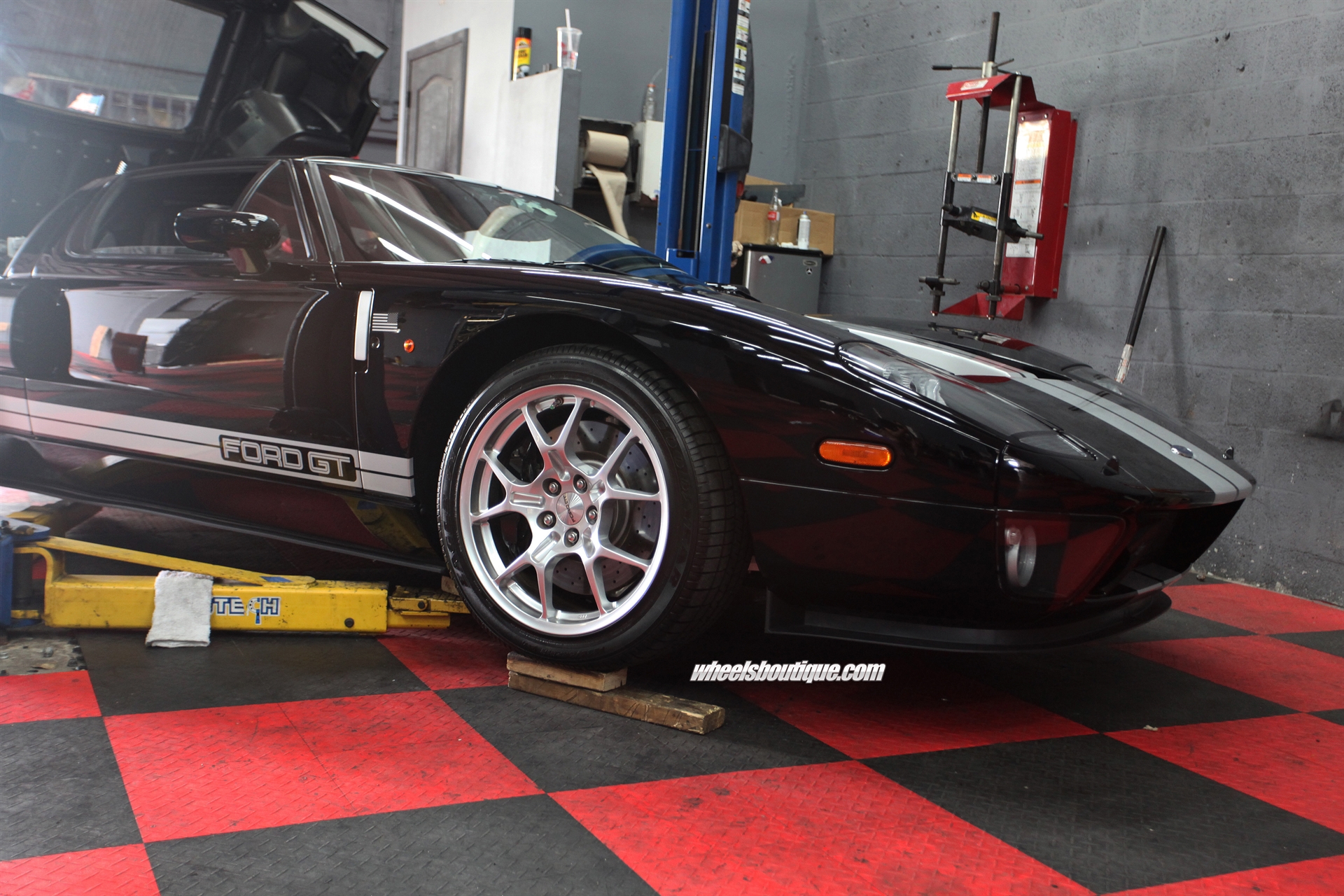 Ford GT stops by WB