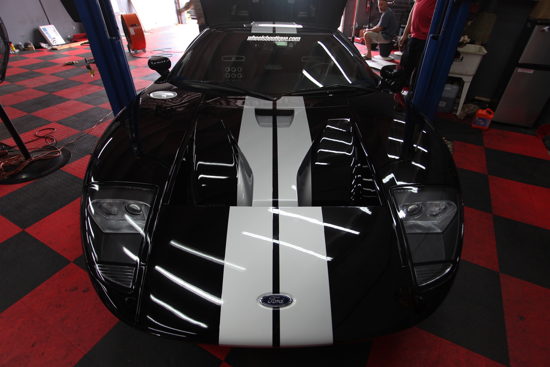 Ford GT stops by WB