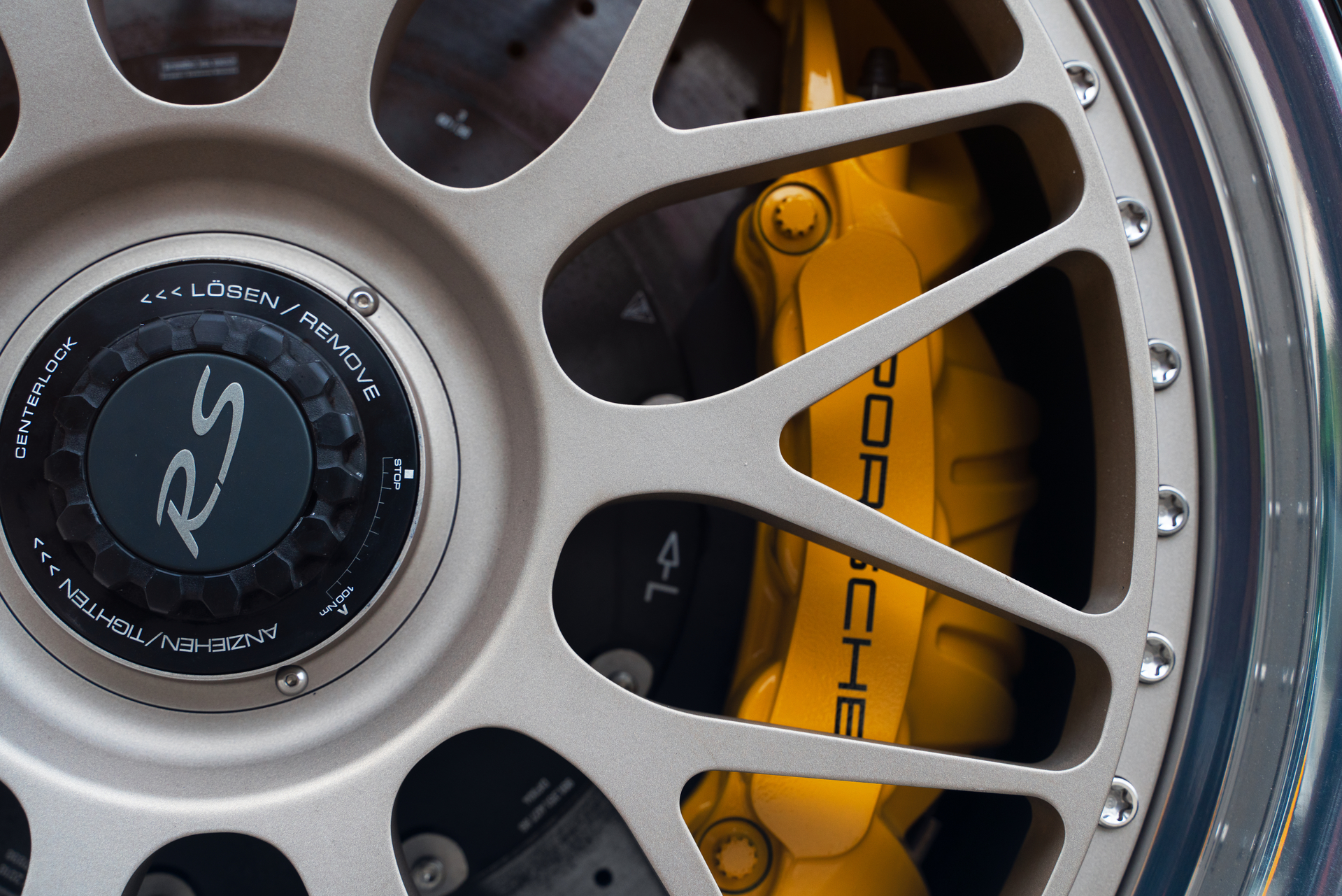 Porsche 991.2 GT2 RS on HRE 300 Classics