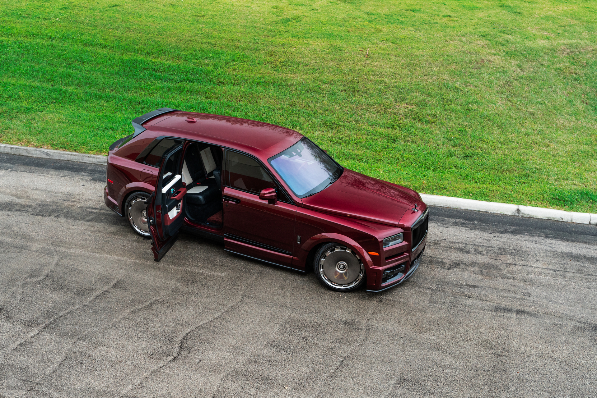 Rolls Royce Cullinan on Urban Body Kit.