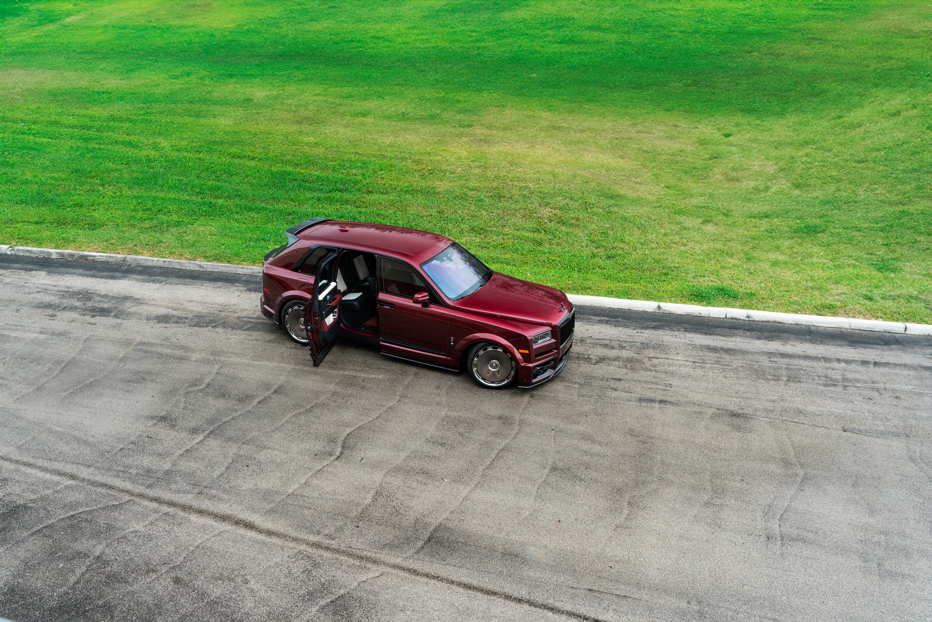Rolls Royce Cullinan on Urban Body Kit.