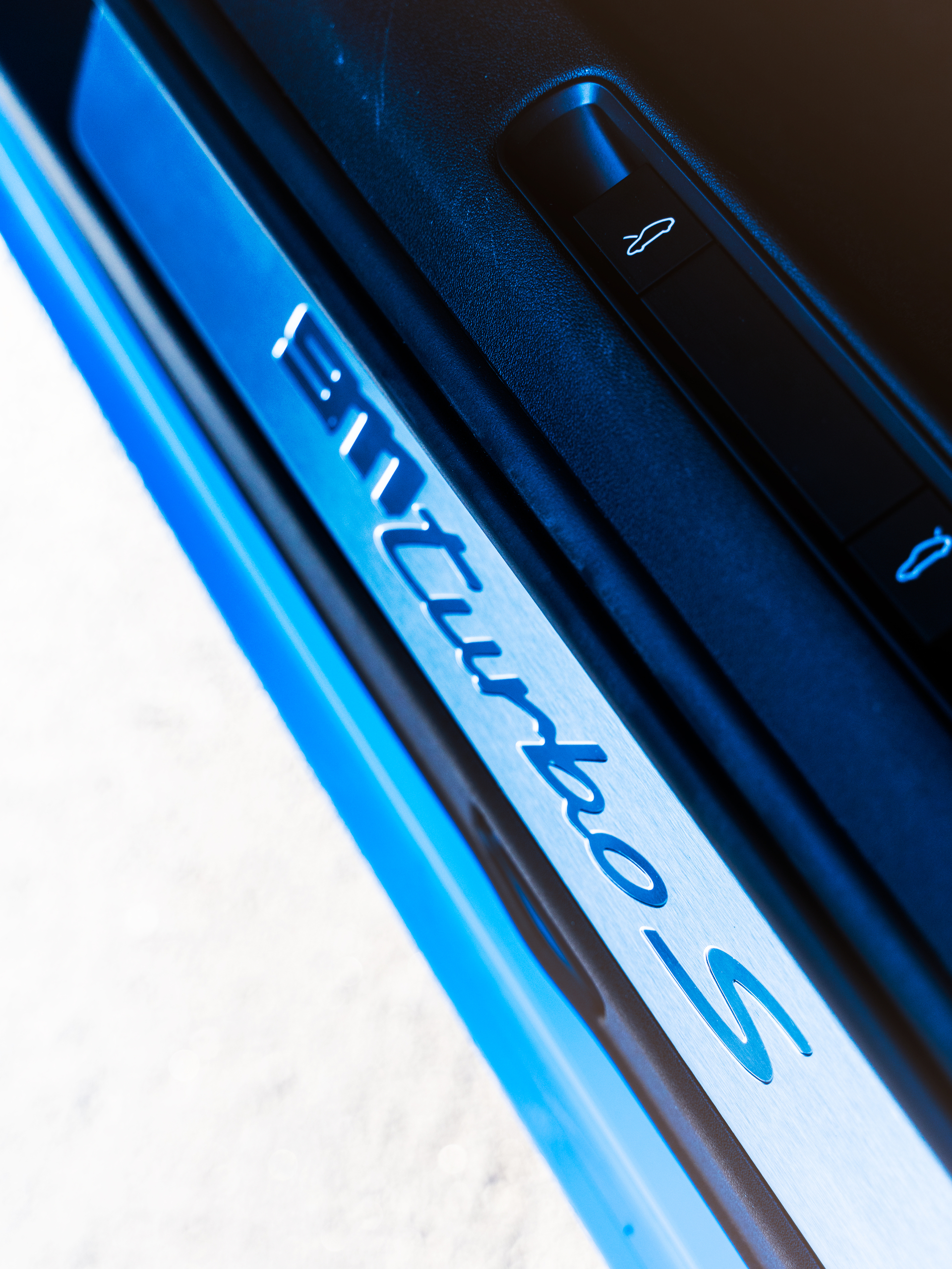 Riviera Blue Porsche 992 on HRE 520