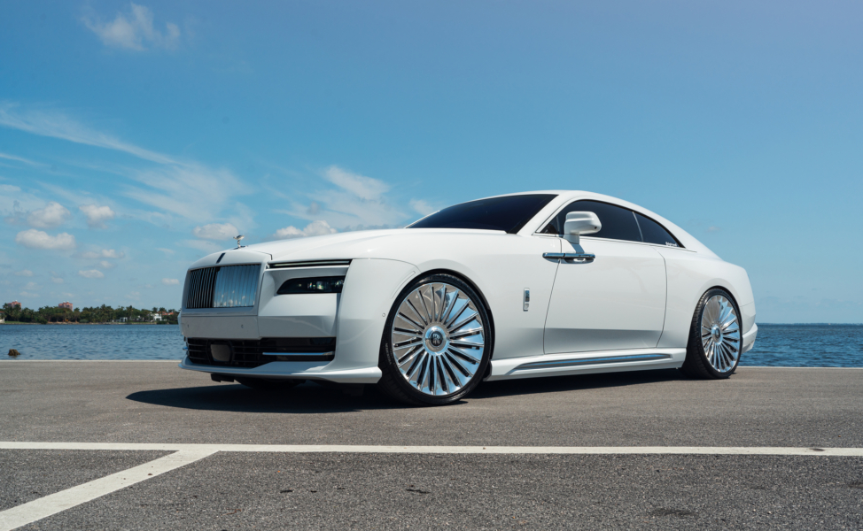 Rolls-Royce Spectre | English White | on 1886 G100 | Brushed Clear