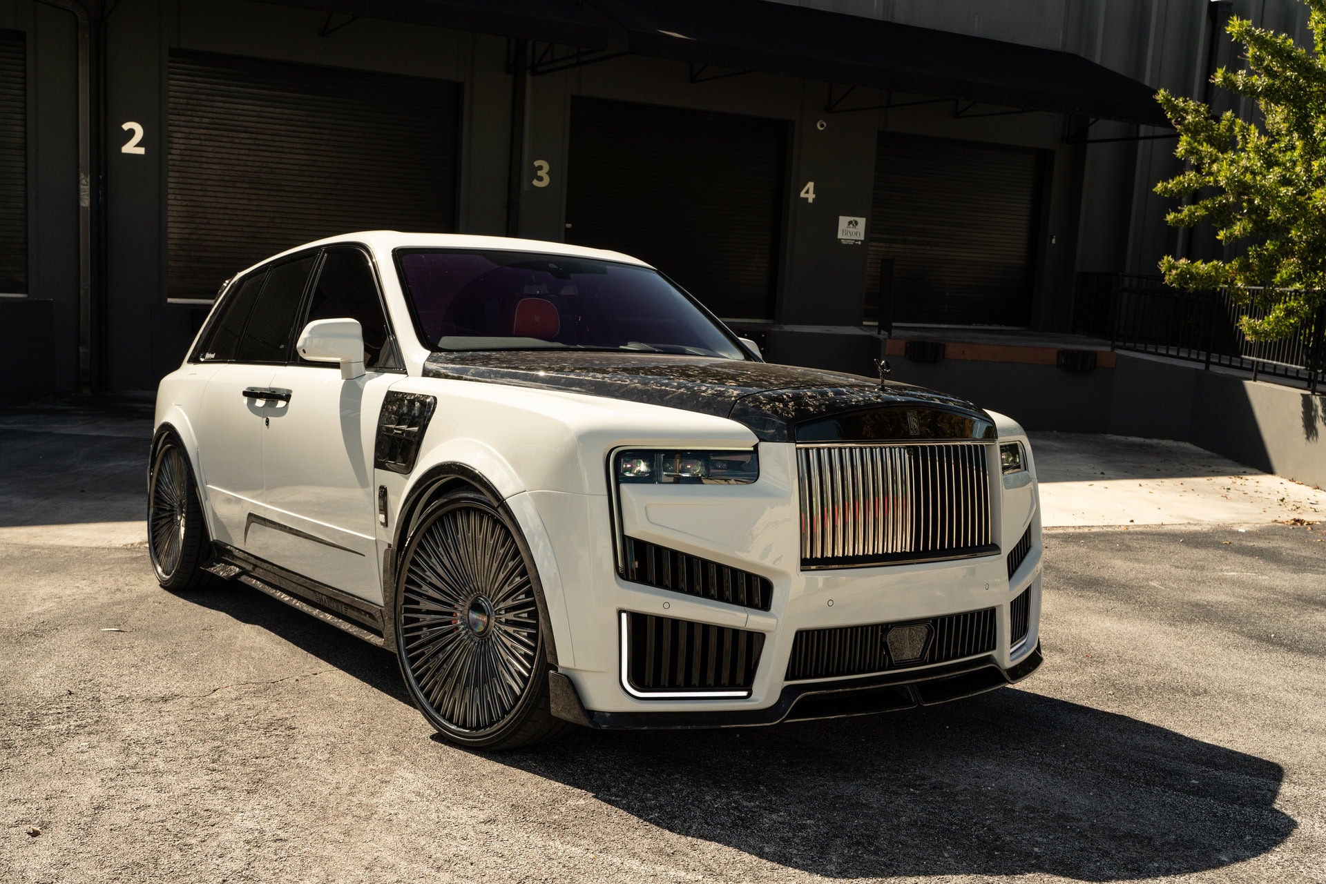 Photo 27 of Rolls Royce Cullinan | English White | on 1886 G007 | Mirror Polished Smoke