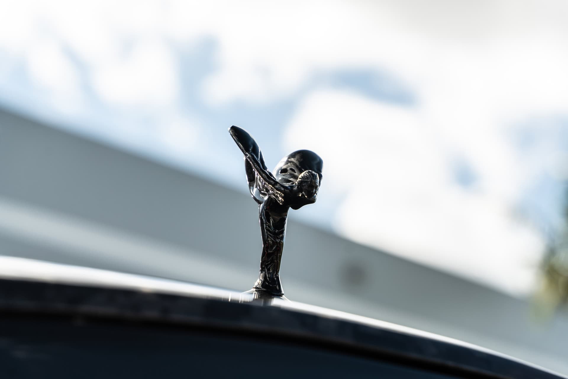Photo 37 of Rolls Royce Cullinan | English White | on 1886 G007 | Mirror Polished Smoke