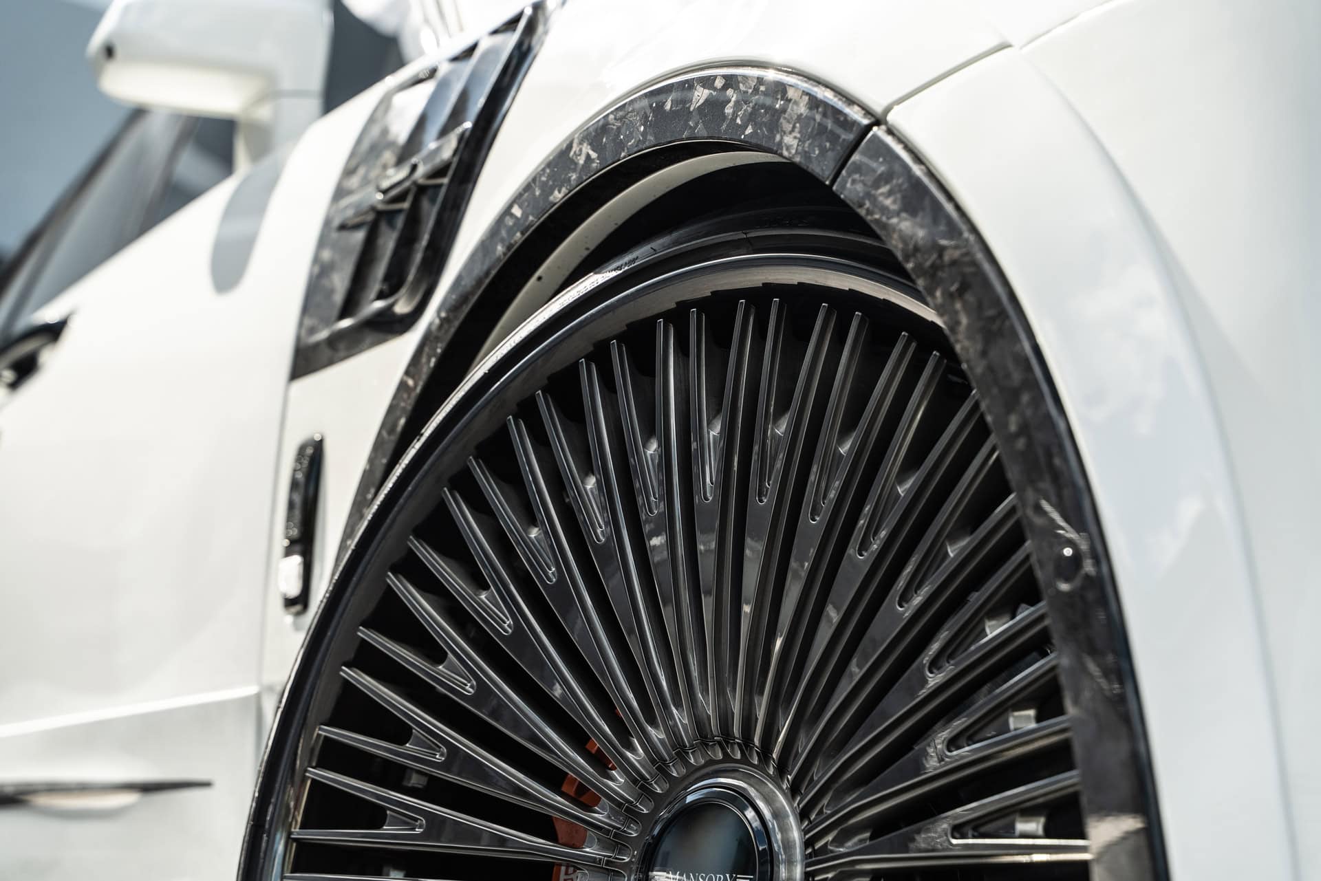 Photo 39 of Rolls Royce Cullinan | English White | on 1886 G007 | Mirror Polished Smoke