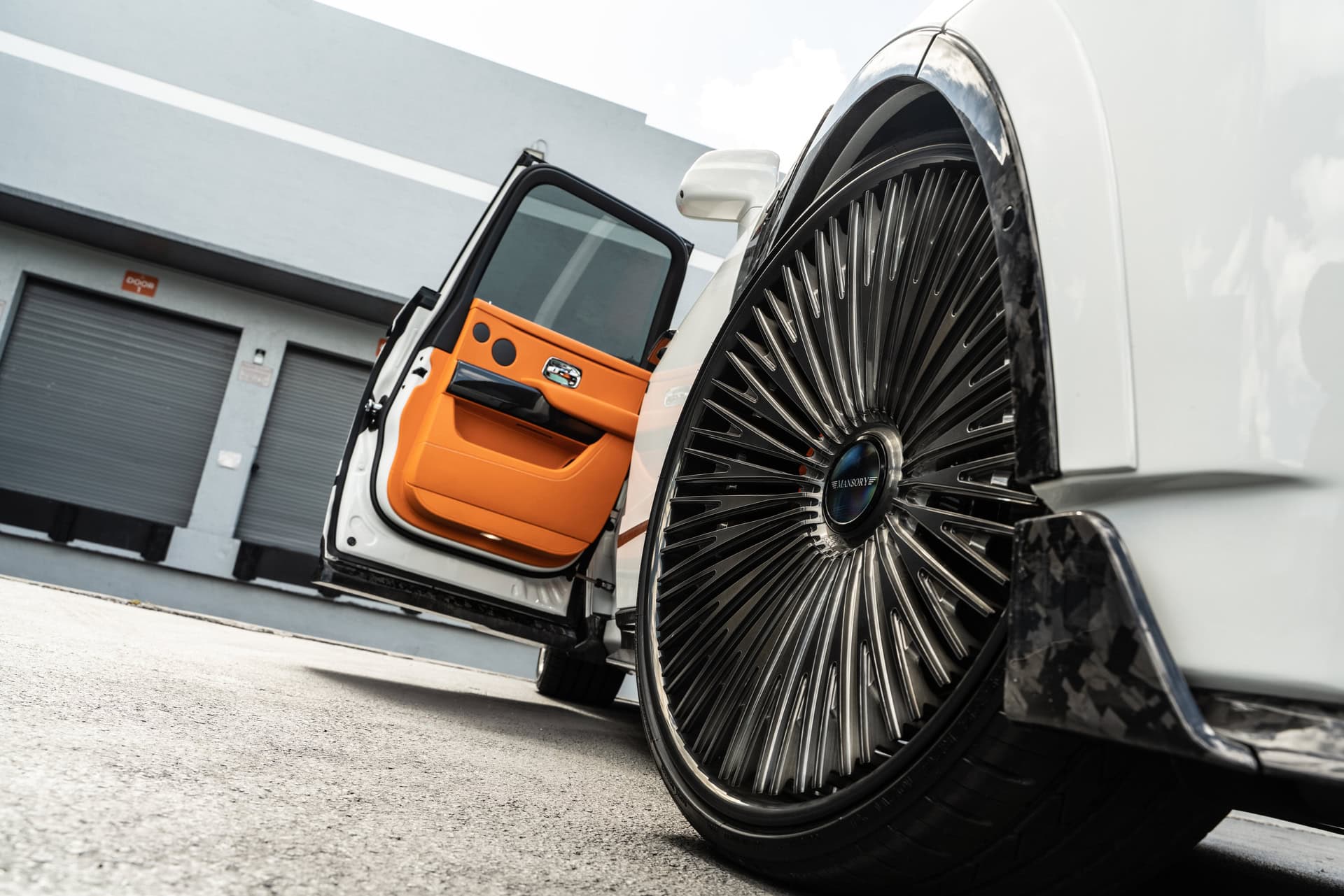 Rolls Royce Cullinan | English White | on 1886 G007 | Mirror Polished Smoke