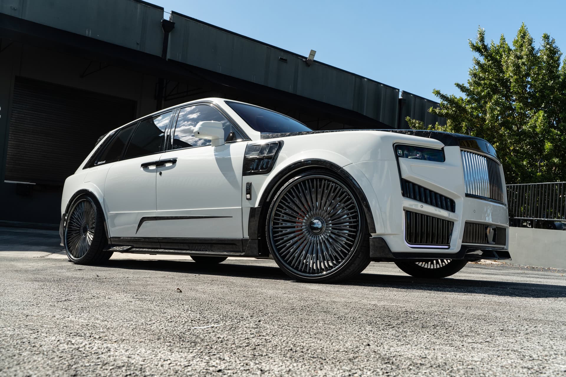 Photo 28 of Rolls Royce Cullinan | English White | on 1886 G007 | Mirror Polished Smoke