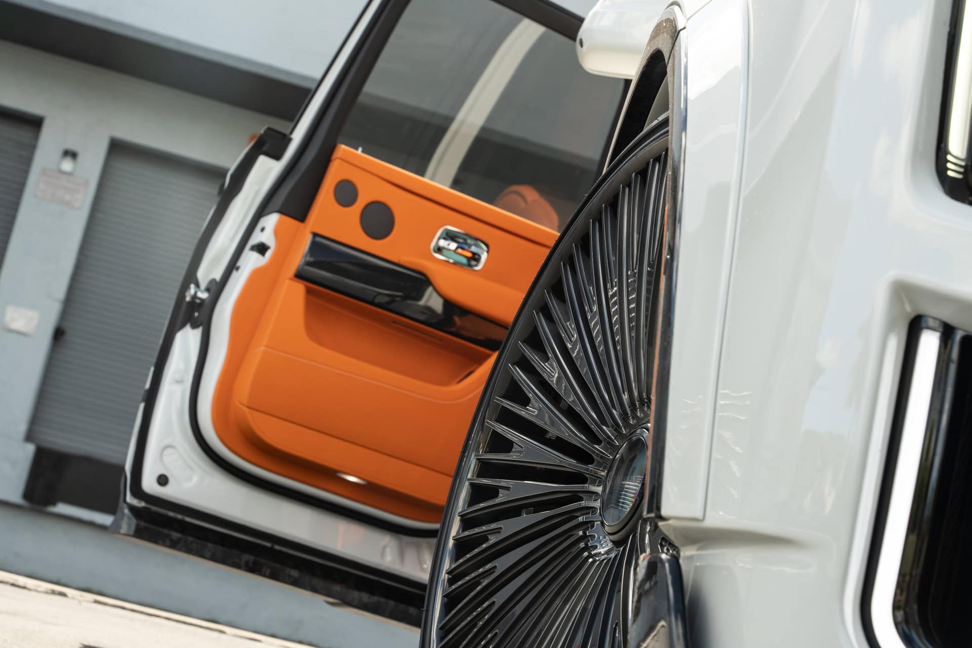 Rolls Royce Cullinan | English White | on 1886 G007 | Mirror Polished Smoke