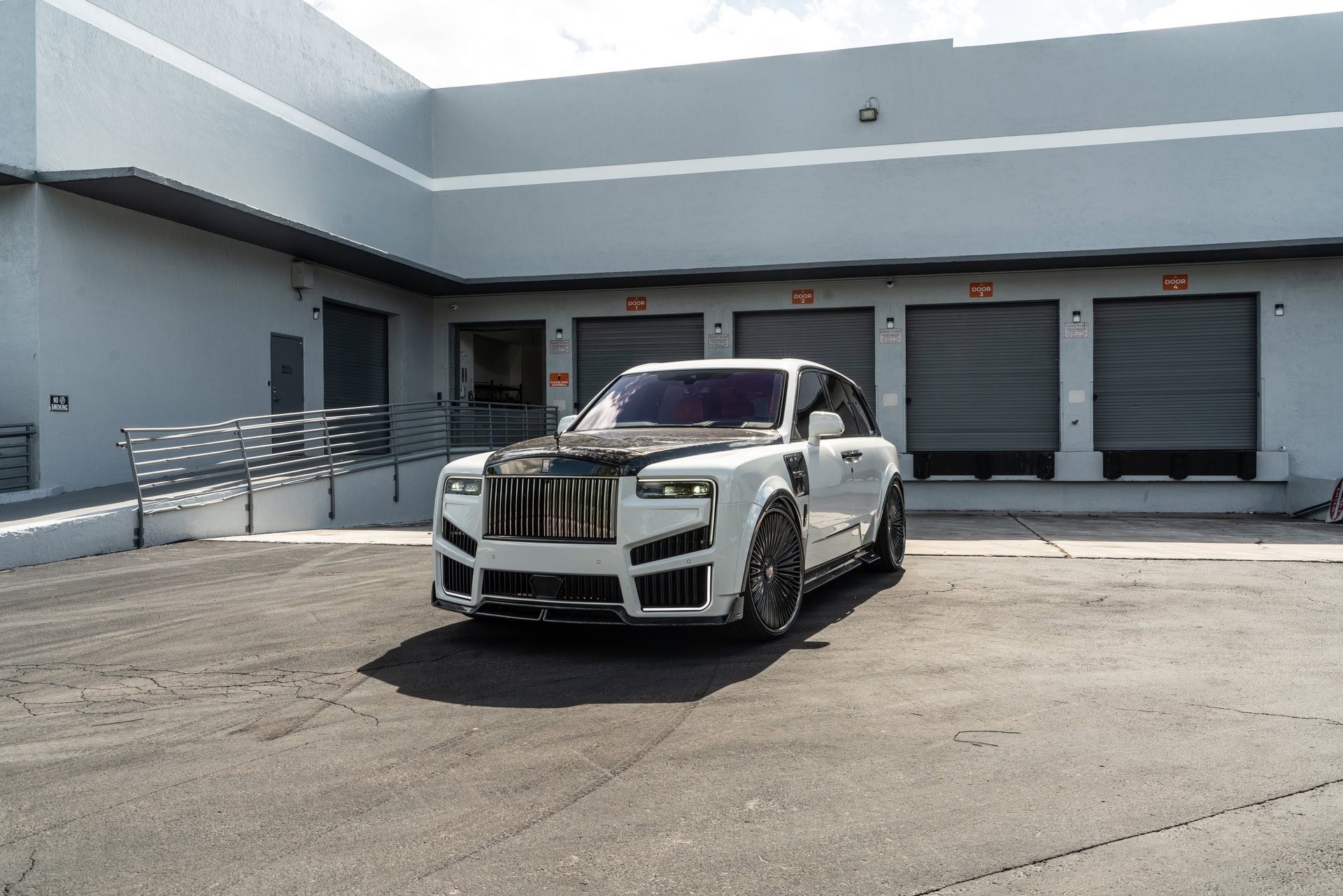 Rolls Royce Cullinan | English White | on 1886 G007 | Mirror Polished Smoke