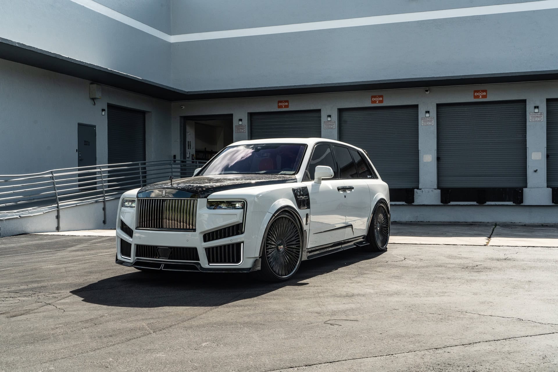 Rolls Royce Cullinan | English White | on 1886 G007 | Mirror Polished Smoke
