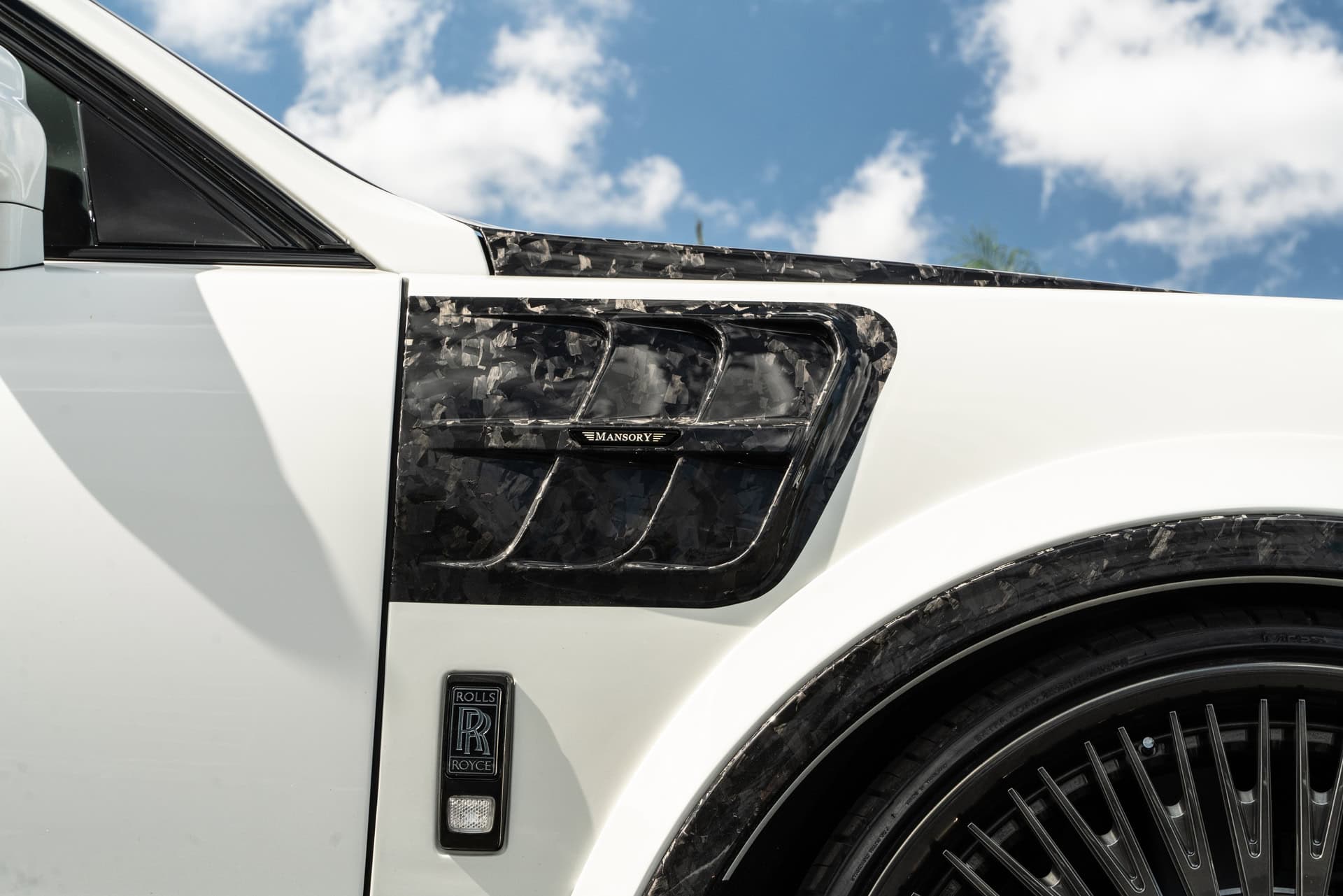Rolls Royce Cullinan | English White | on 1886 G007 | Mirror Polished Smoke