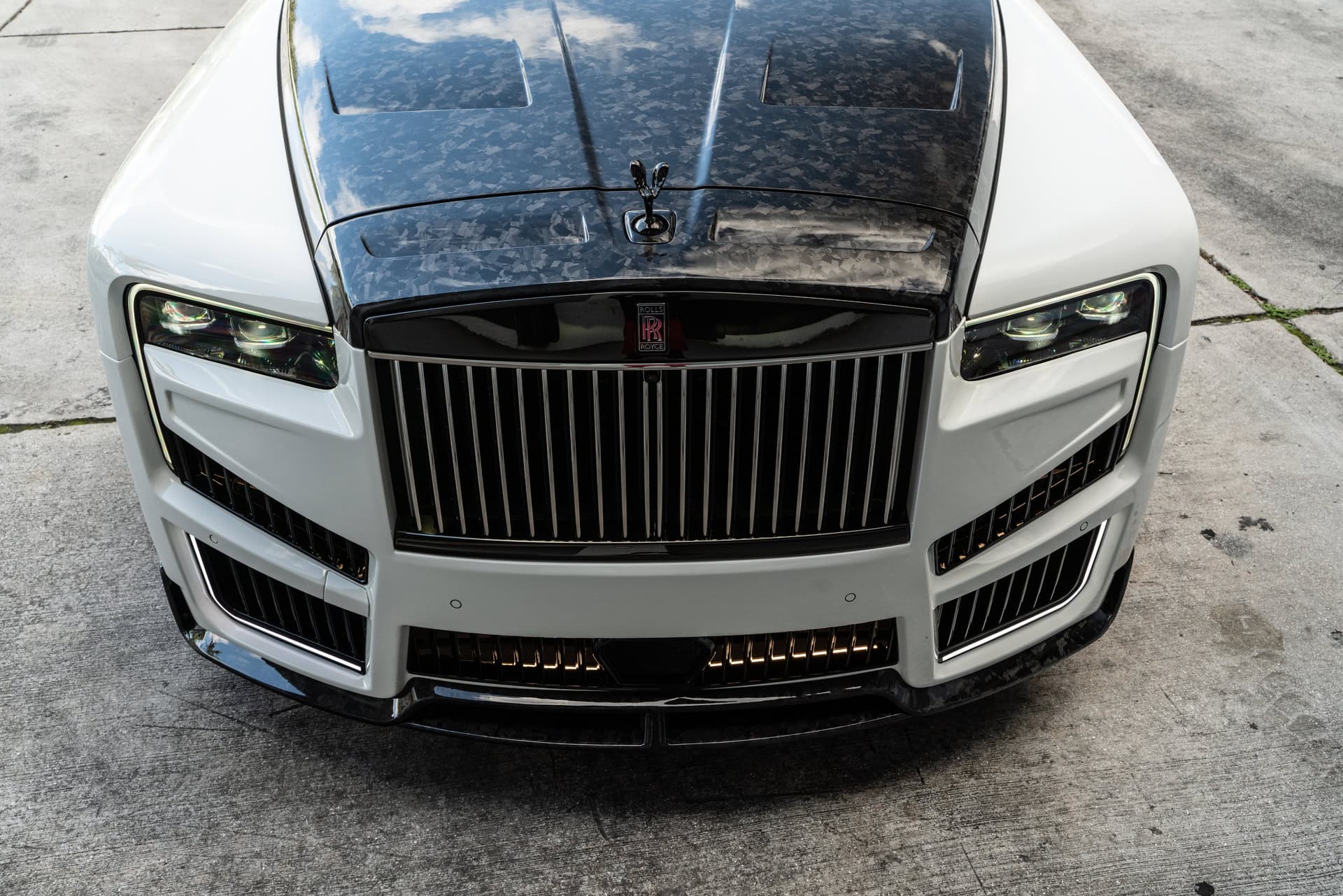 Rolls Royce Cullinan | English White | on 1886 G007 | Mirror Polished Smoke
