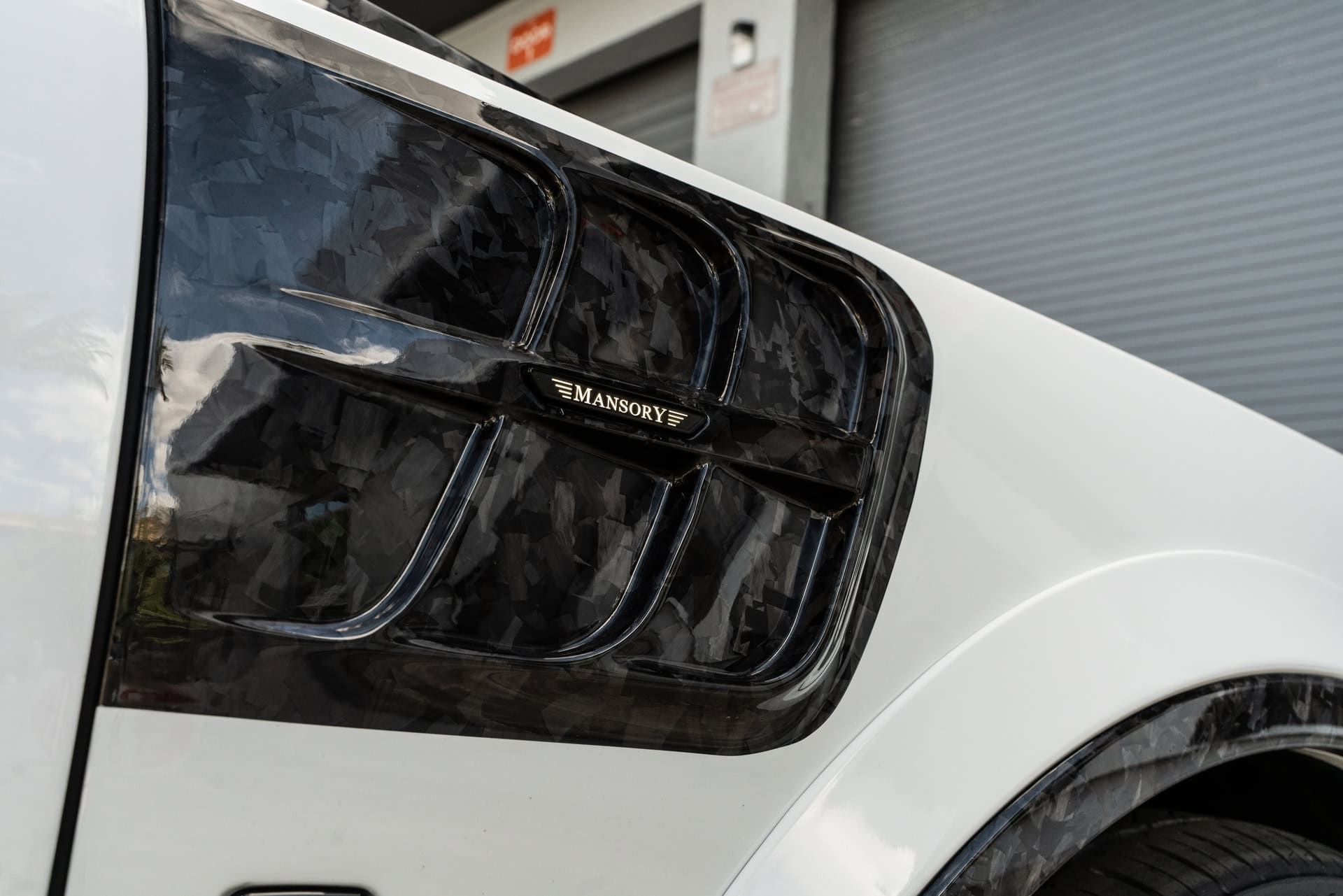 Rolls Royce Cullinan | English White | on 1886 G007 | Mirror Polished Smoke