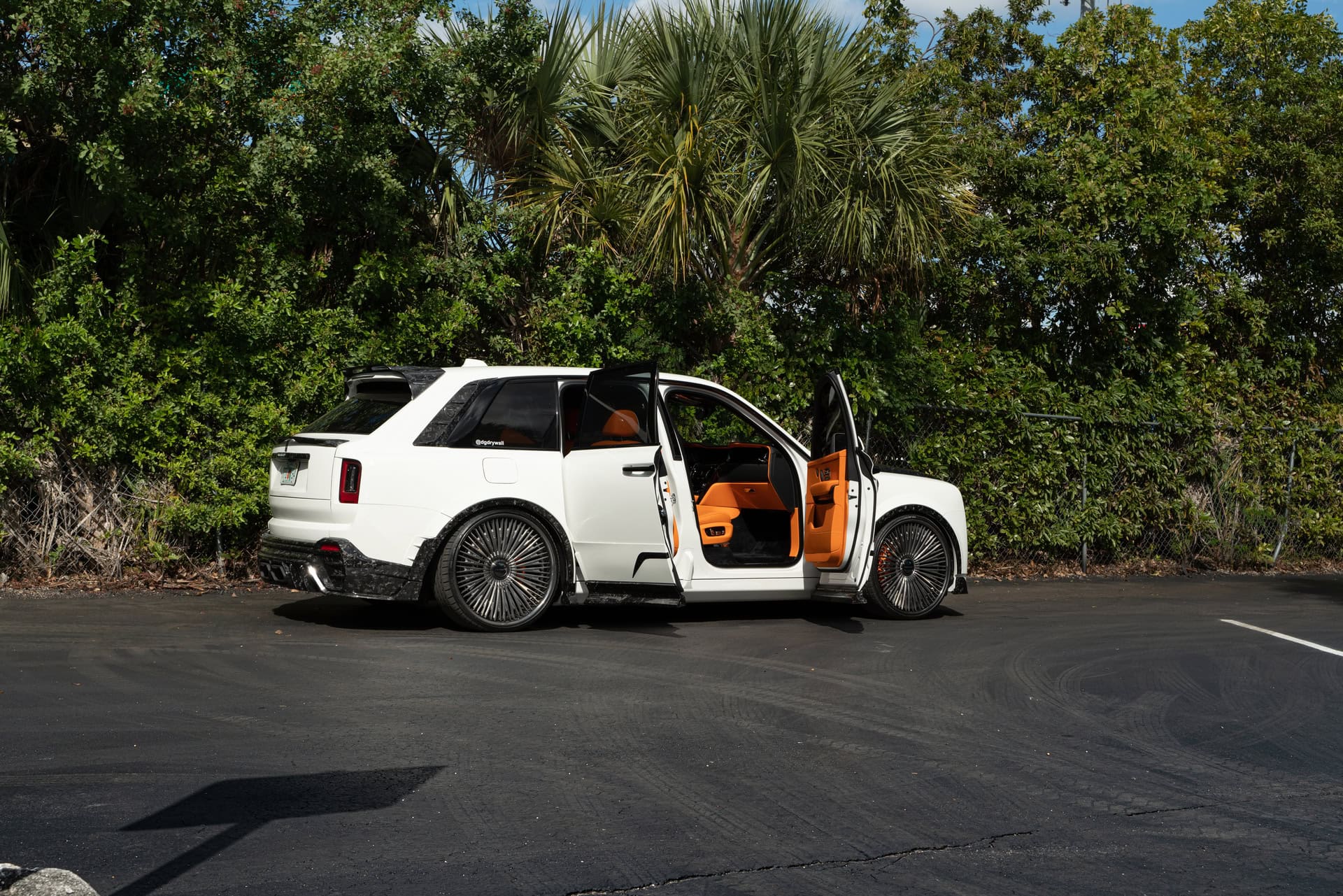 Photo 29 of Rolls Royce Cullinan | English White | on 1886 G007 | Mirror Polished Smoke