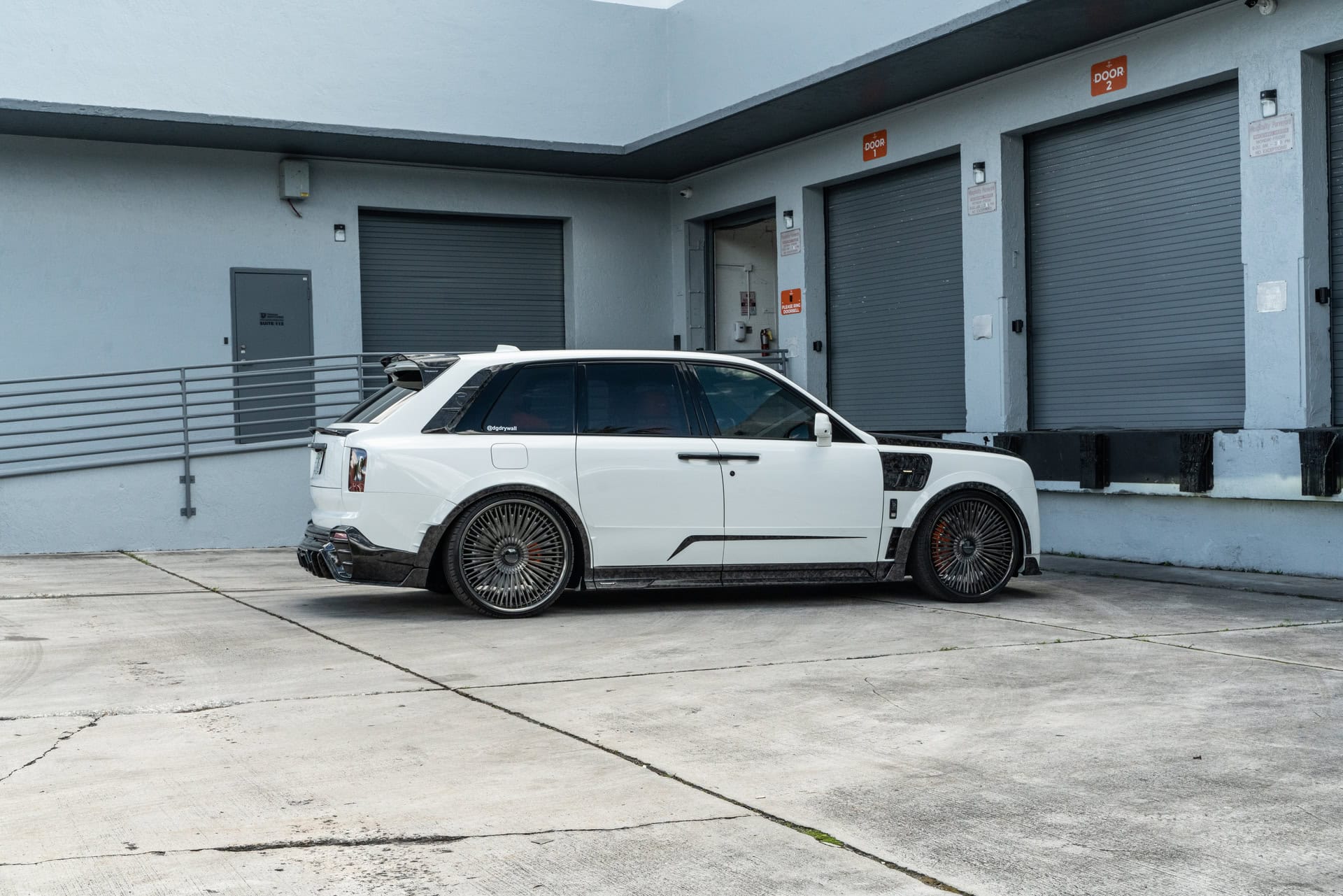 Rolls Royce Cullinan | English White | on 1886 G007 | Mirror Polished Smoke