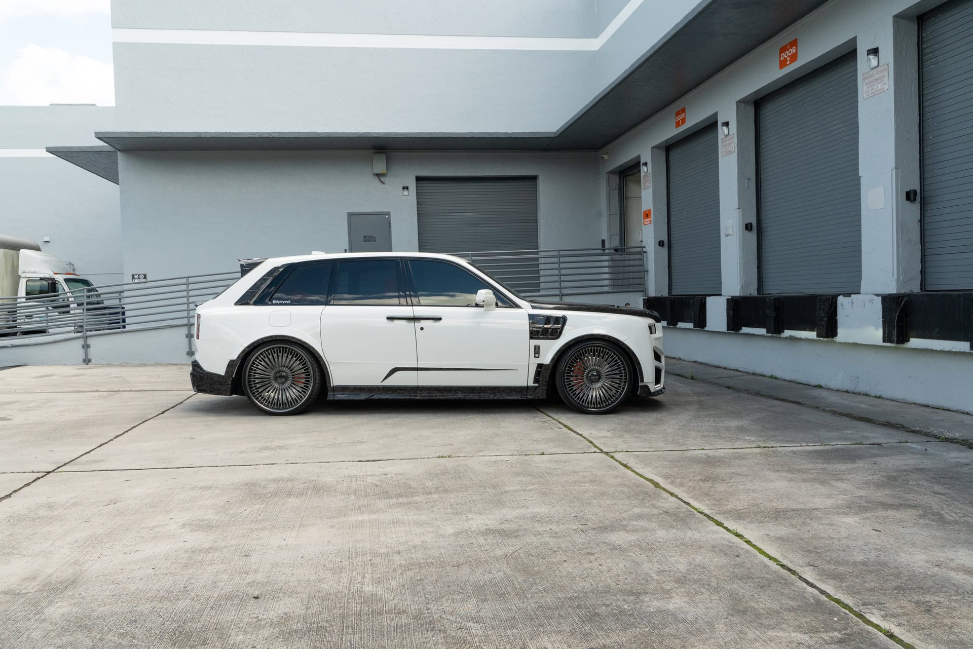 Rolls Royce Cullinan | English White | on 1886 G007 | Mirror Polished Smoke