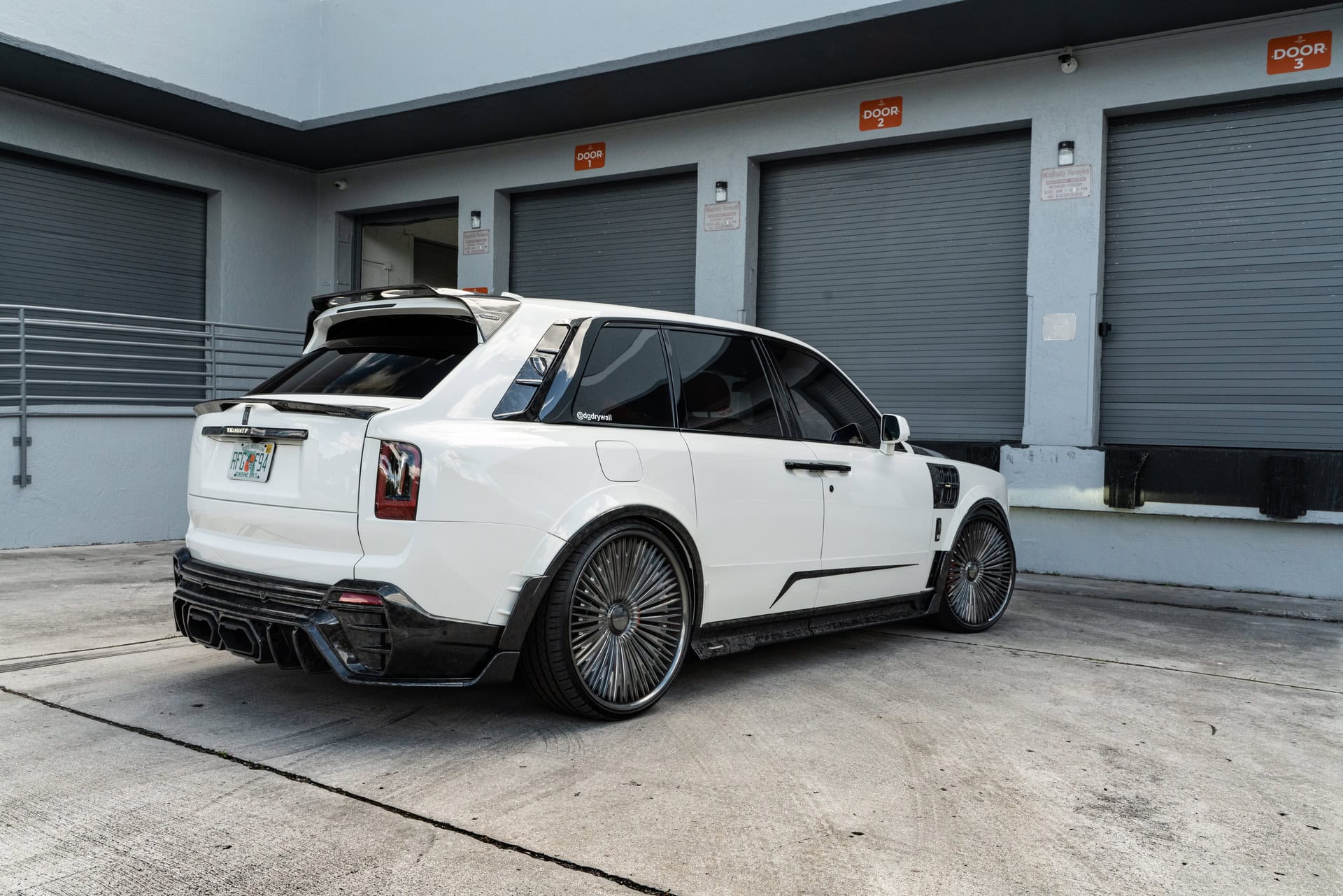 Rolls Royce Cullinan | English White | on 1886 G007 | Mirror Polished Smoke