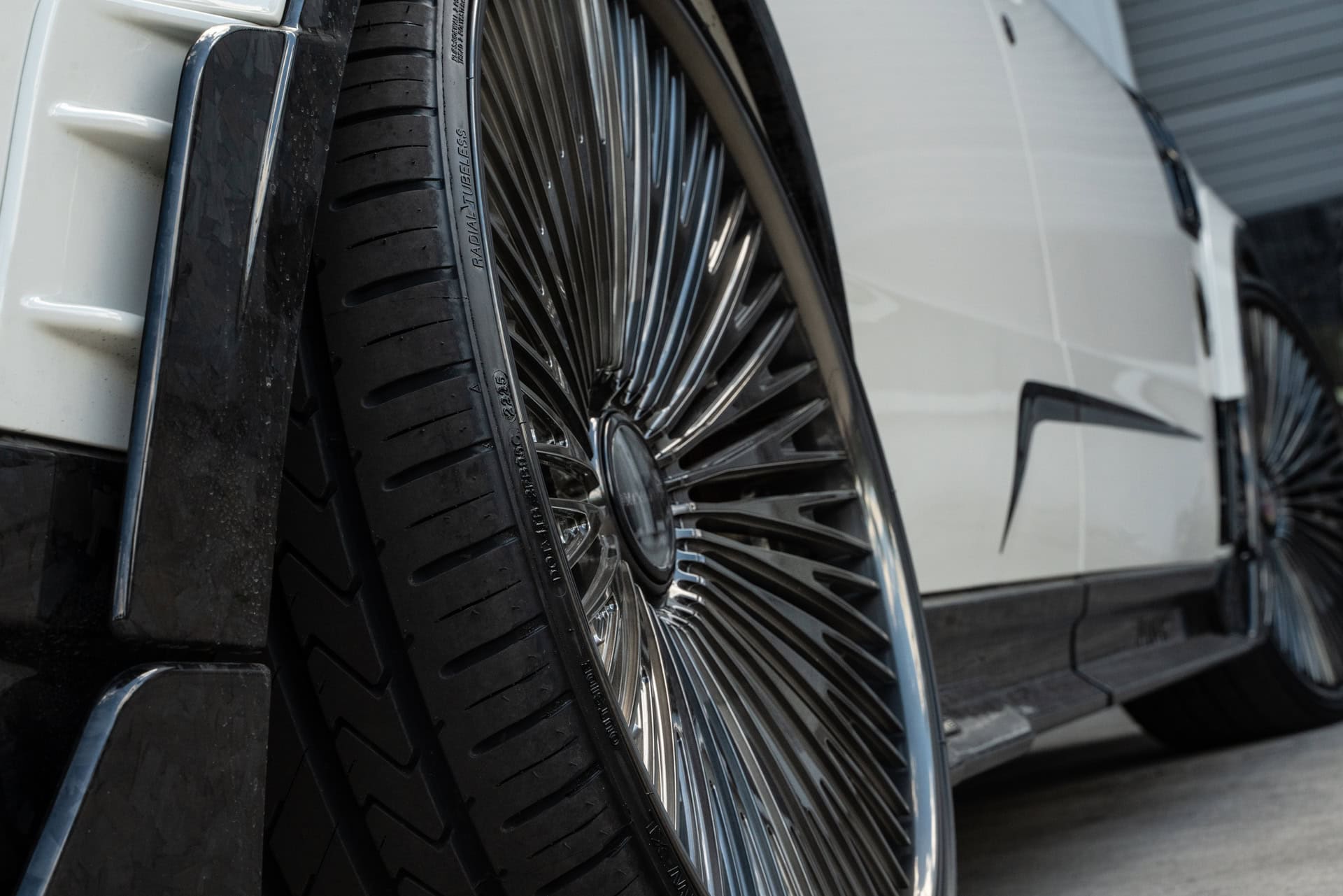 Photo 22 of Rolls Royce Cullinan | English White | on 1886 G007 | Mirror Polished Smoke
