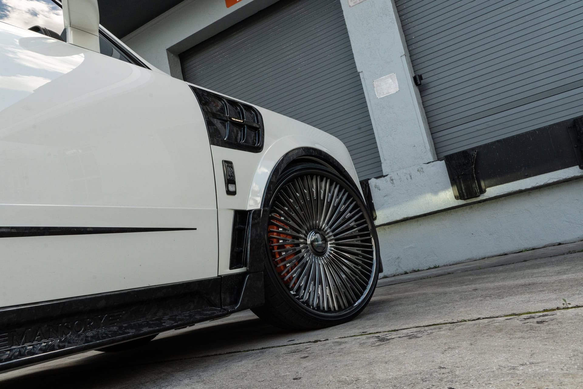 Photo 24 of Rolls Royce Cullinan | English White | on 1886 G007 | Mirror Polished Smoke