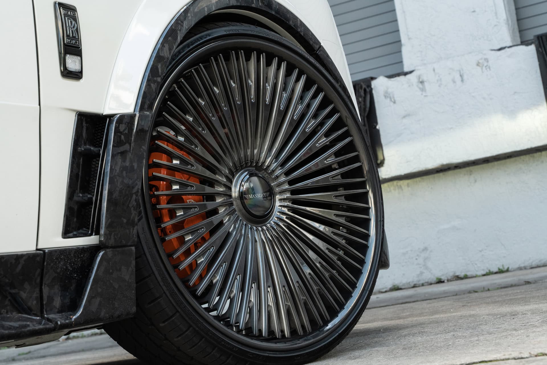 Photo 25 of Rolls Royce Cullinan | English White | on 1886 G007 | Mirror Polished Smoke