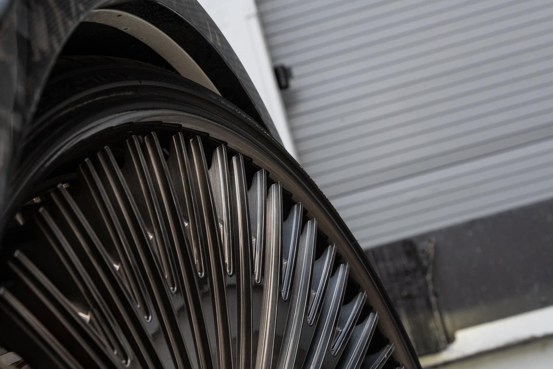 Photo 26 of Rolls Royce Cullinan | English White | on 1886 G007 | Mirror Polished Smoke