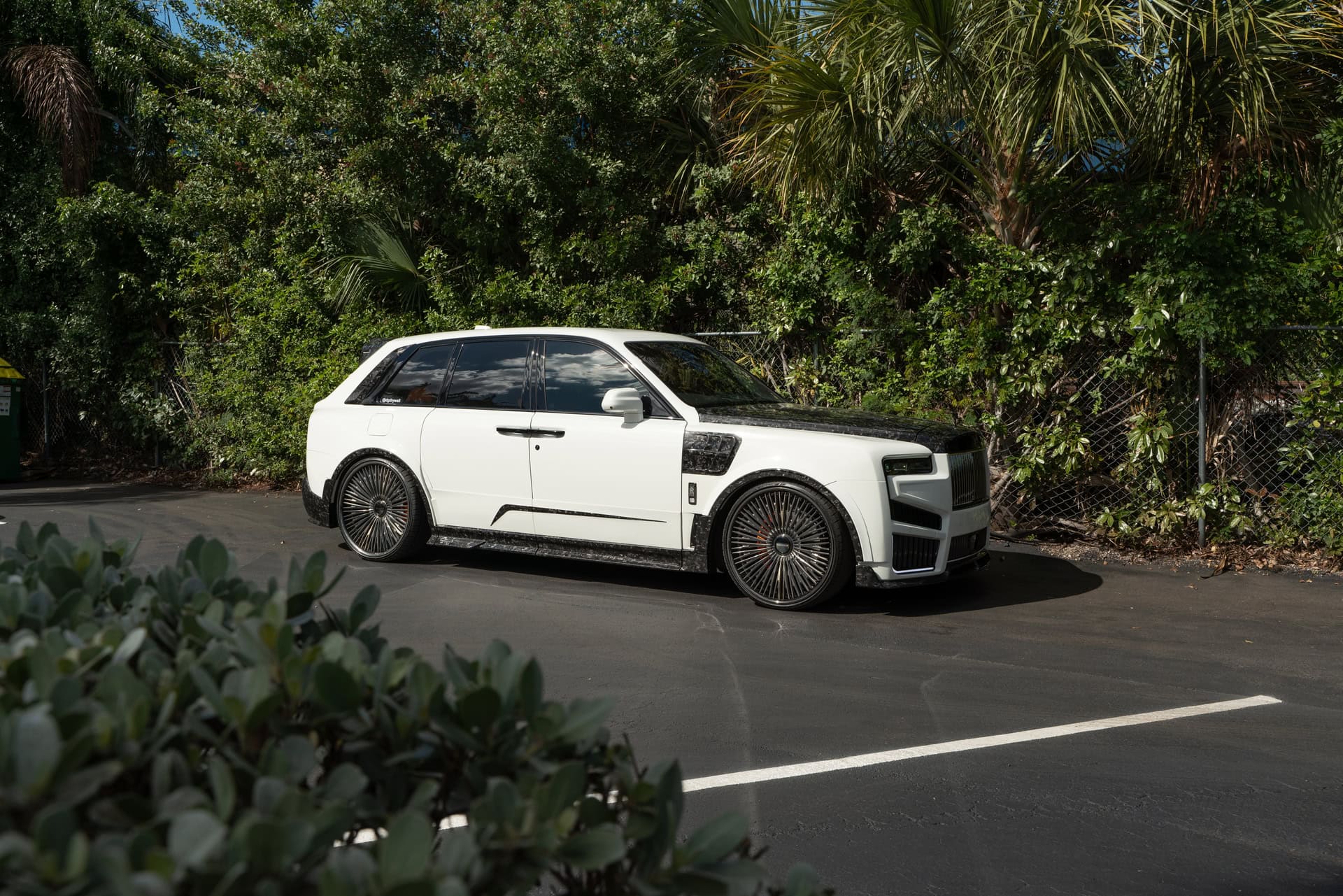 Photo 31 of Rolls Royce Cullinan | English White | on 1886 G007 | Mirror Polished Smoke