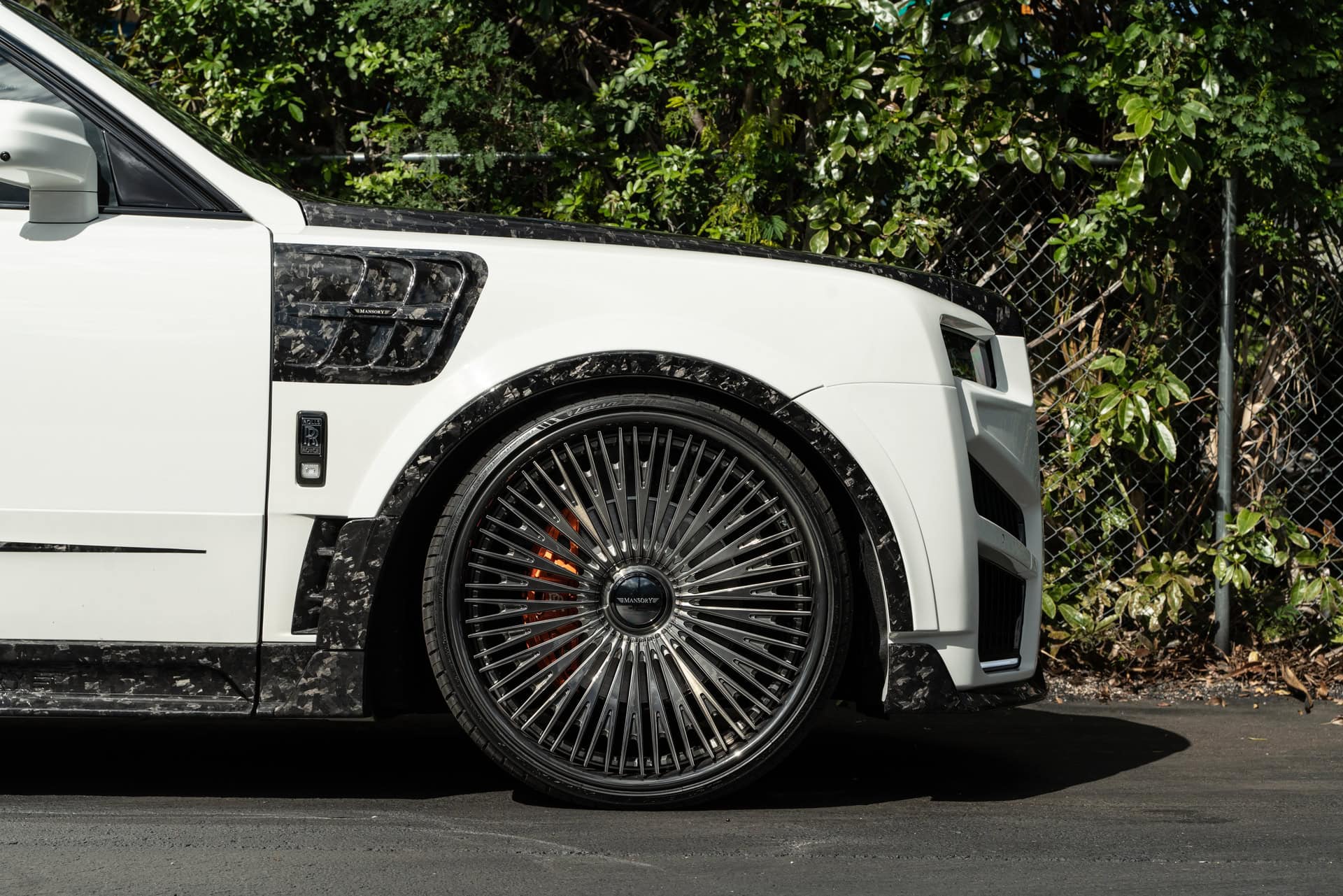 Photo 32 of Rolls Royce Cullinan | English White | on 1886 G007 | Mirror Polished Smoke