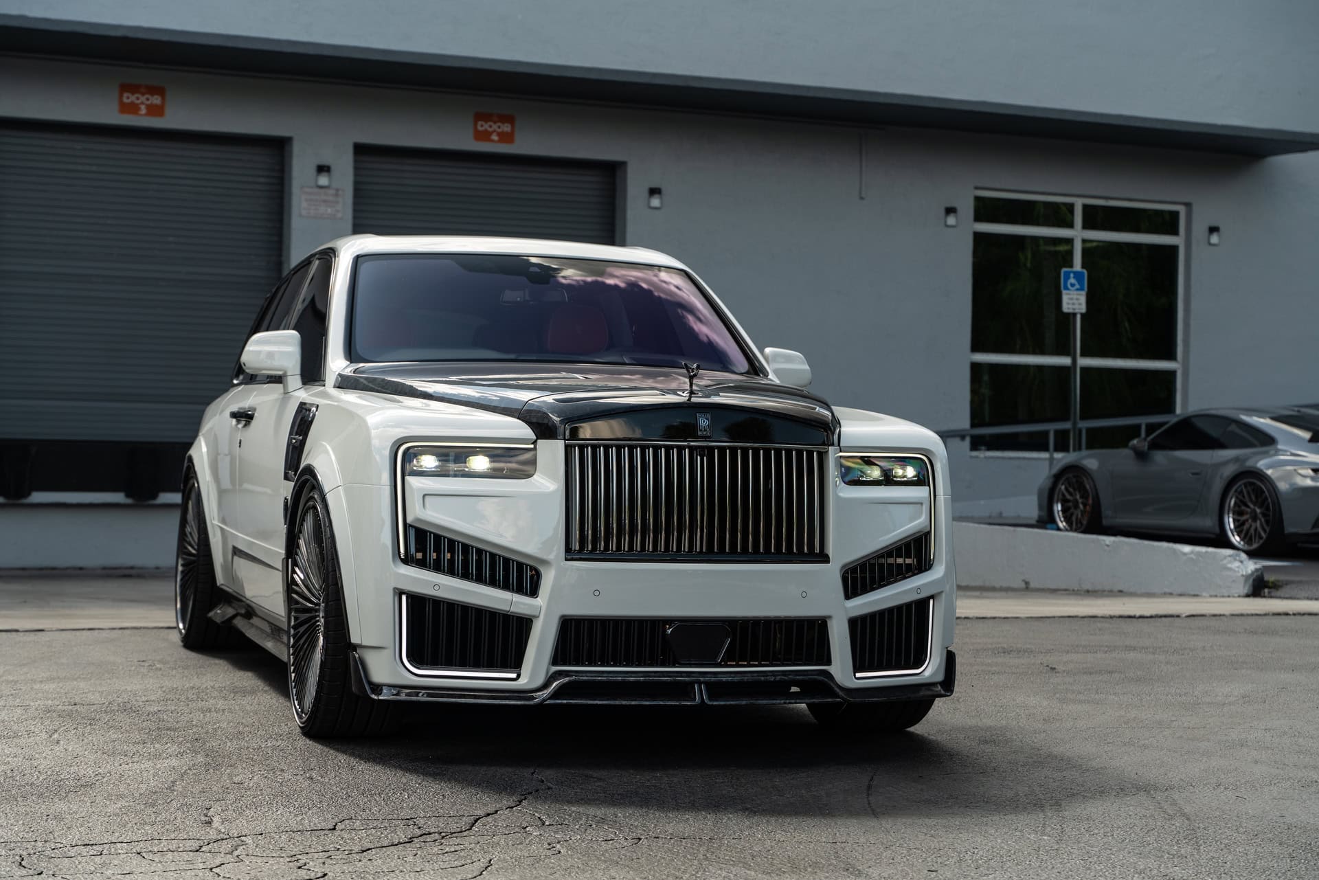 Photo 33 of Rolls Royce Cullinan | English White | on 1886 G007 | Mirror Polished Smoke