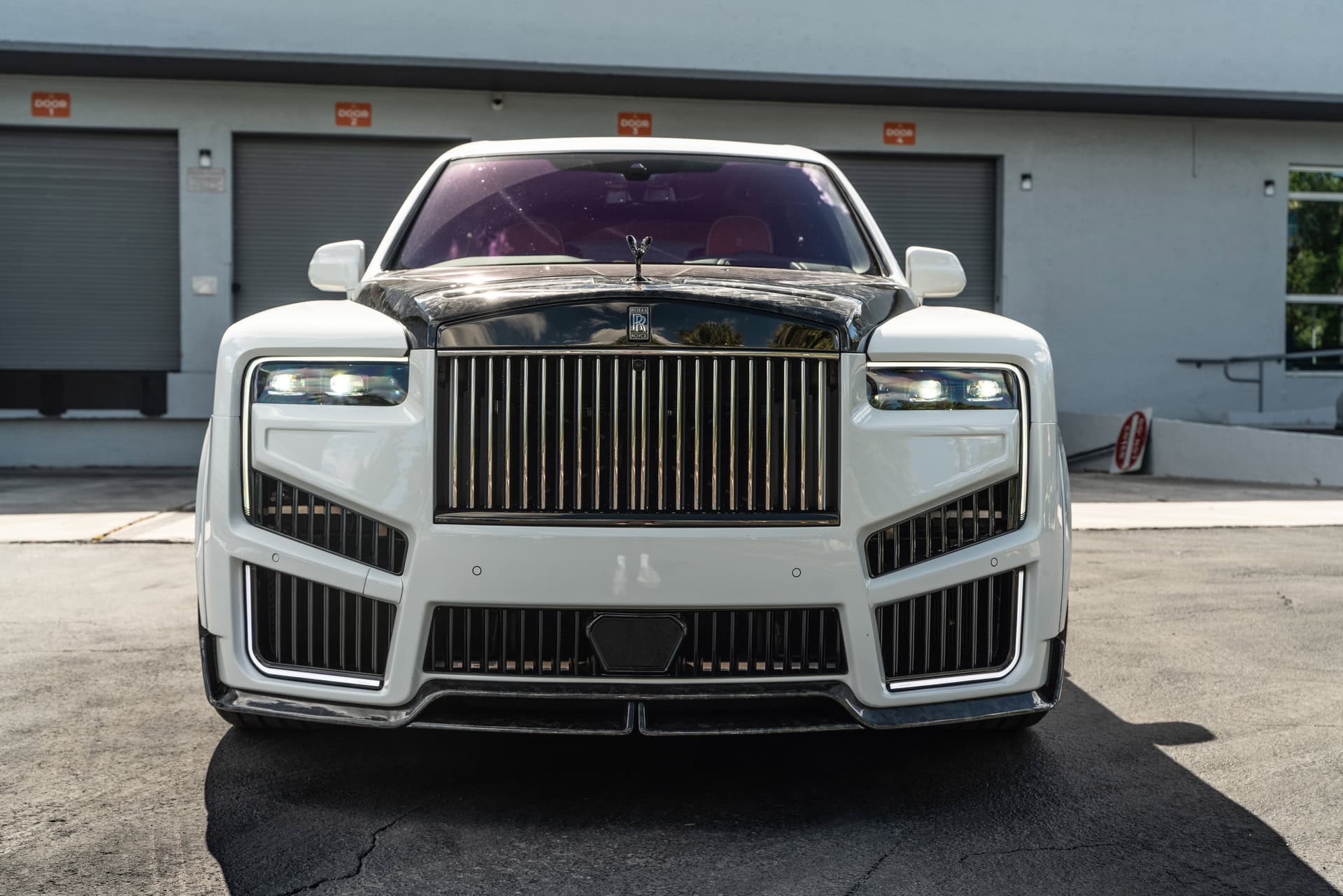 Photo 35 of Rolls Royce Cullinan | English White | on 1886 G007 | Mirror Polished Smoke