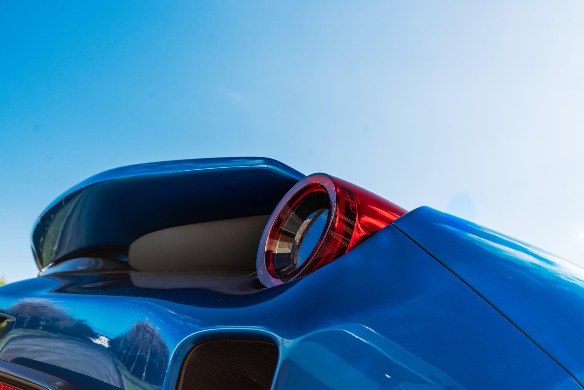Ferrari 488 Pista | Blu Corza | on 1886 S014 | Satin White Gold