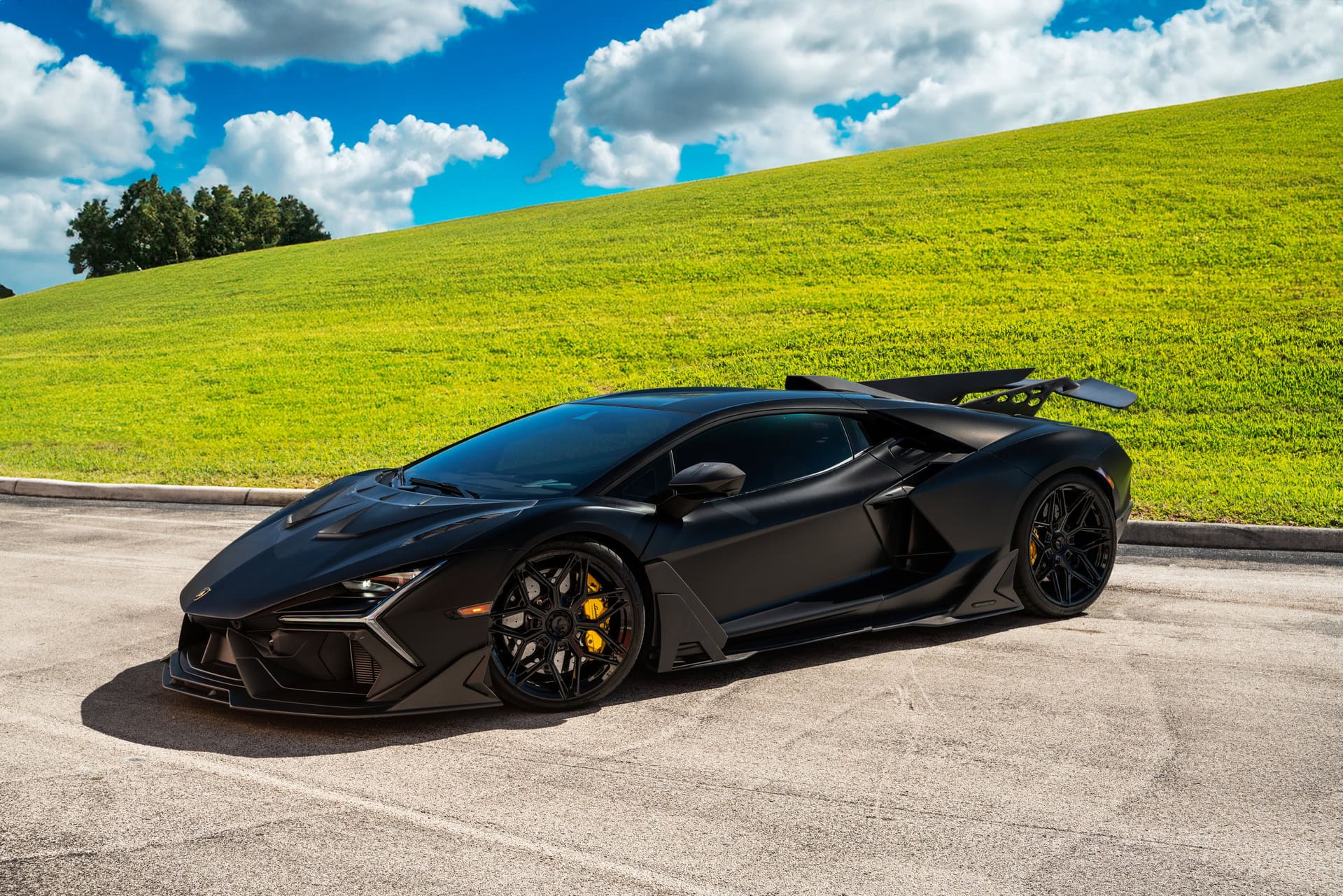 Duke Dynamics Revuelto | Nero | on Vossen S21-08 Wheels | Gloss Black