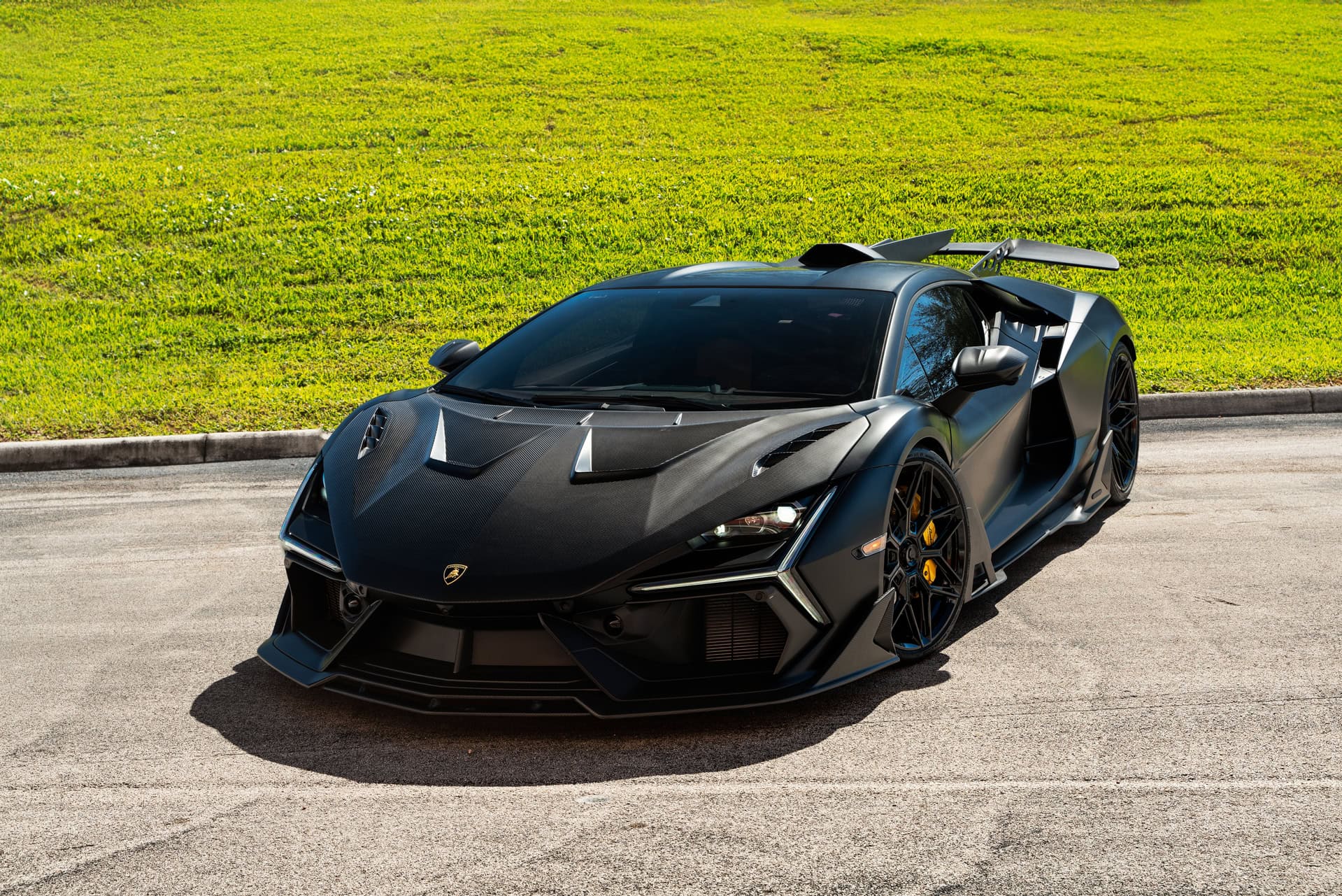 Duke Dynamics Revuelto | Nero | on Vossen S21-08 Wheels | Gloss Black