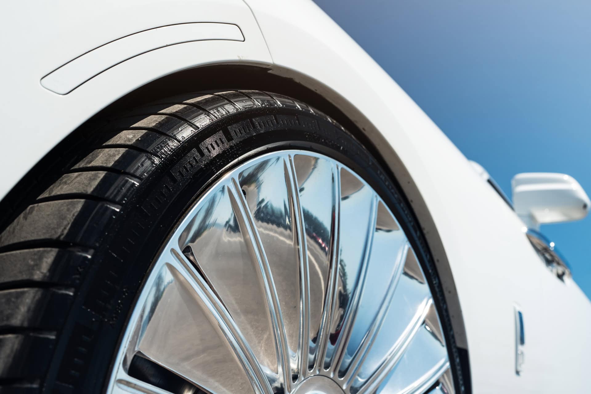 Rolls-Royce Spectre | English White | on 1886 G100 | Brushed Clear