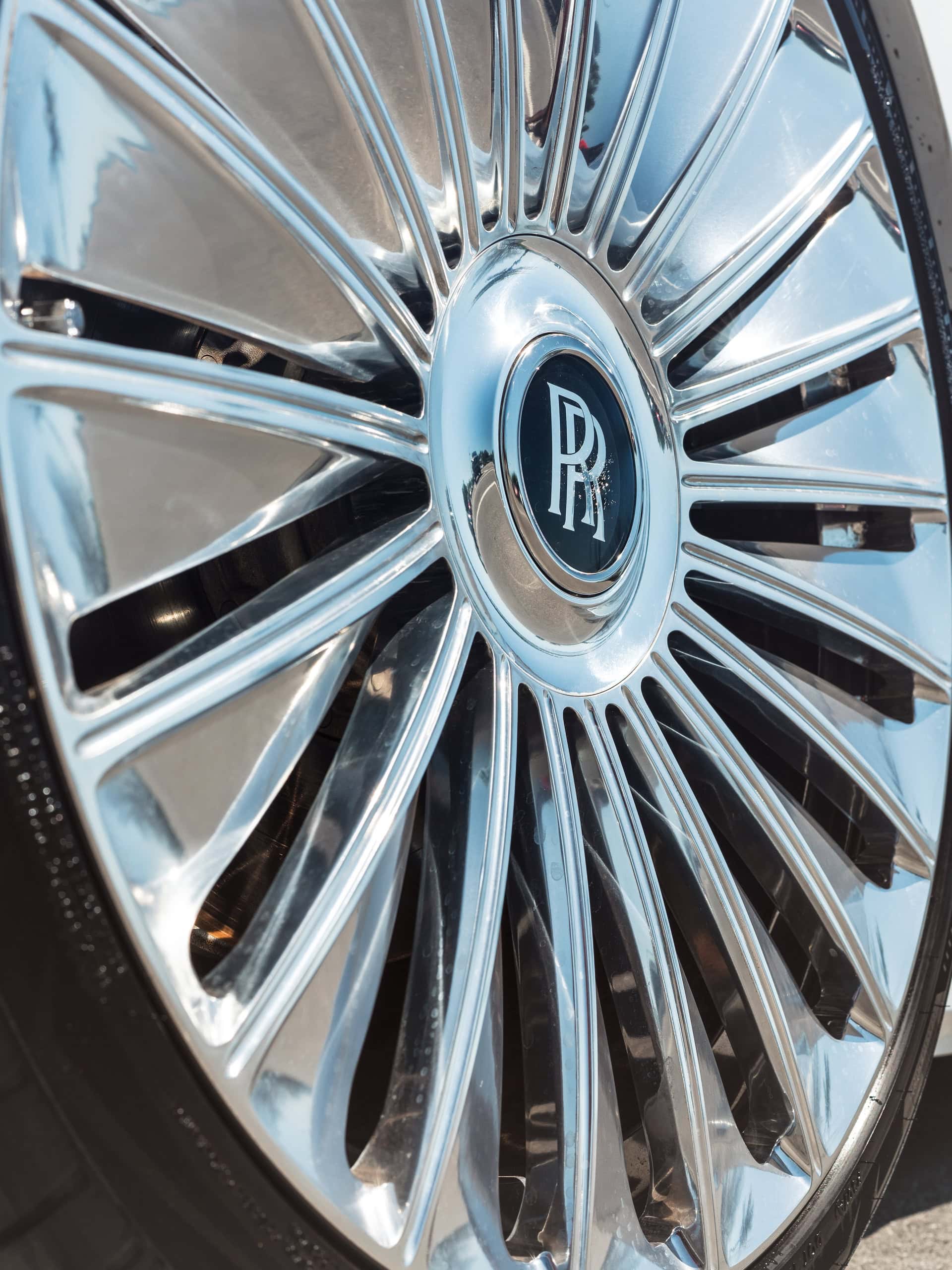 Rolls-Royce Spectre | English White | on 1886 G100 | Brushed Clear