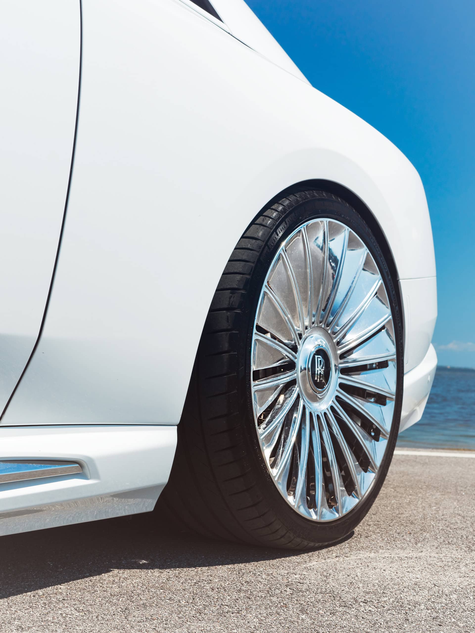 Rolls-Royce Spectre | English White | on 1886 G100 | Brushed Clear