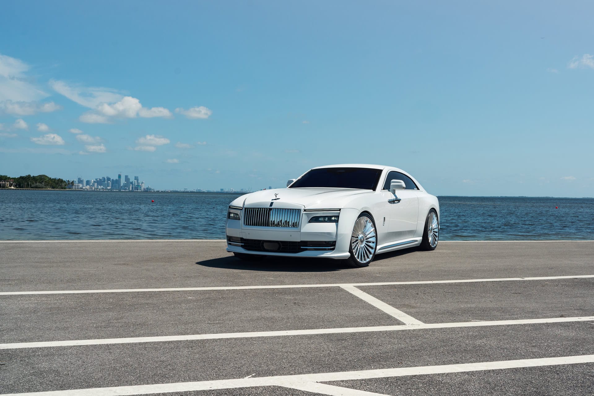 Rolls-Royce Spectre | English White | on 1886 G100 | Brushed Clear