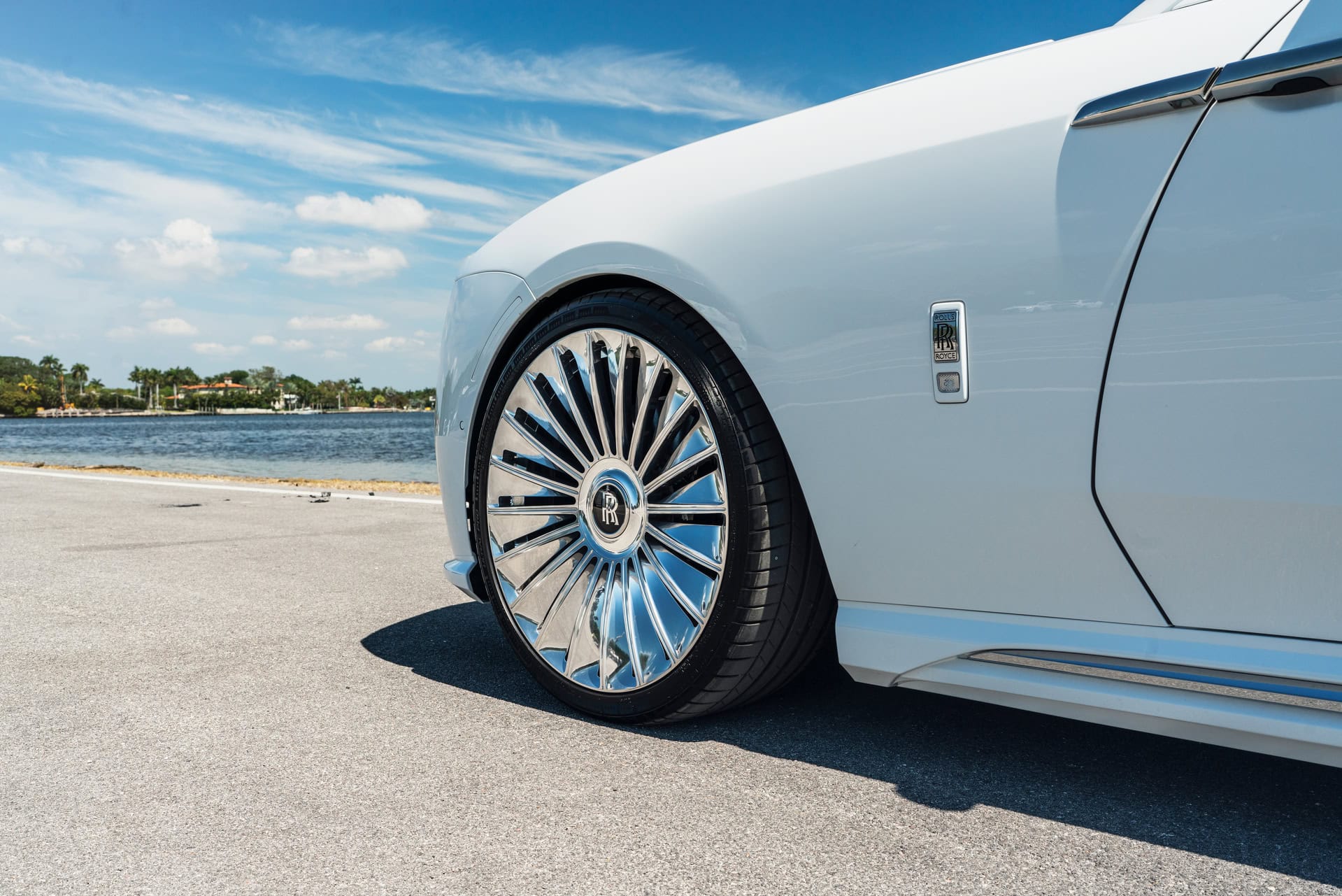 Rolls-Royce Spectre | English White | on 1886 G100 | Brushed Clear