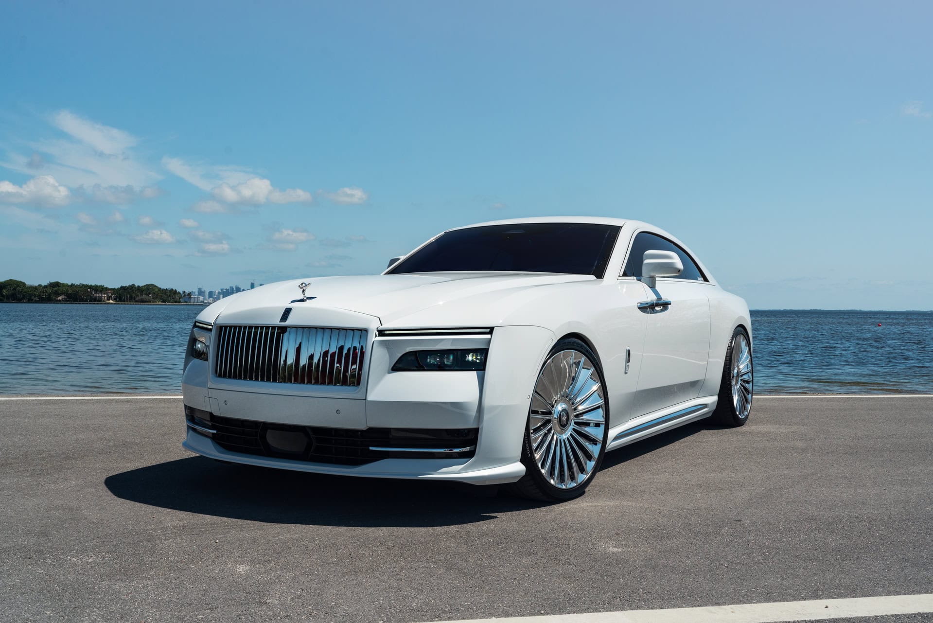 Rolls-Royce Spectre | English White | on 1886 G100 | Brushed Clear