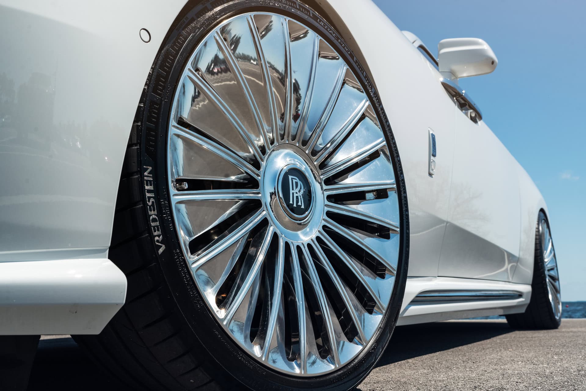 Rolls-Royce Spectre | English White | on 1886 G100 | Brushed Clear
