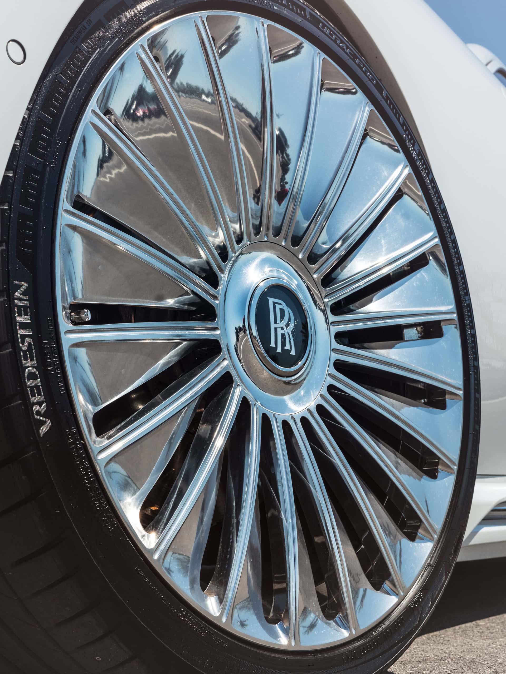 Rolls-Royce Spectre | English White | on 1886 G100 | Brushed Clear